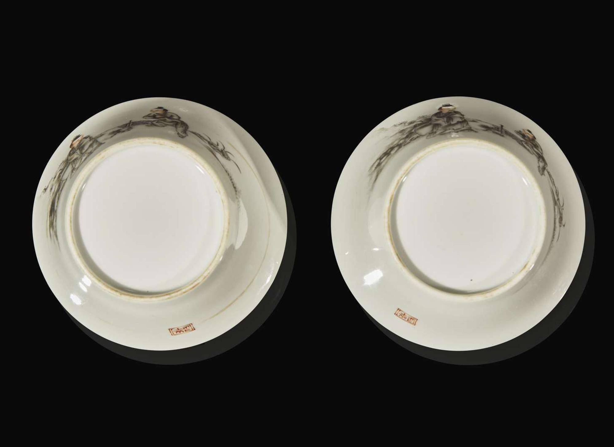 A pair of Chinese grisaille decorated porcelain cups 墨彩小盞一對
