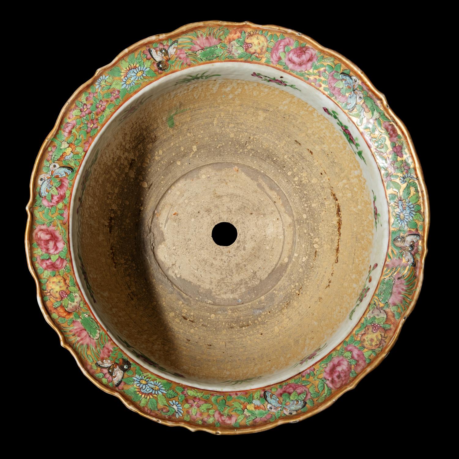 A Chinese Export Rose Medallion Jardinière, Second Half 19th Century 清晚期 廣彩花卉紋花盆