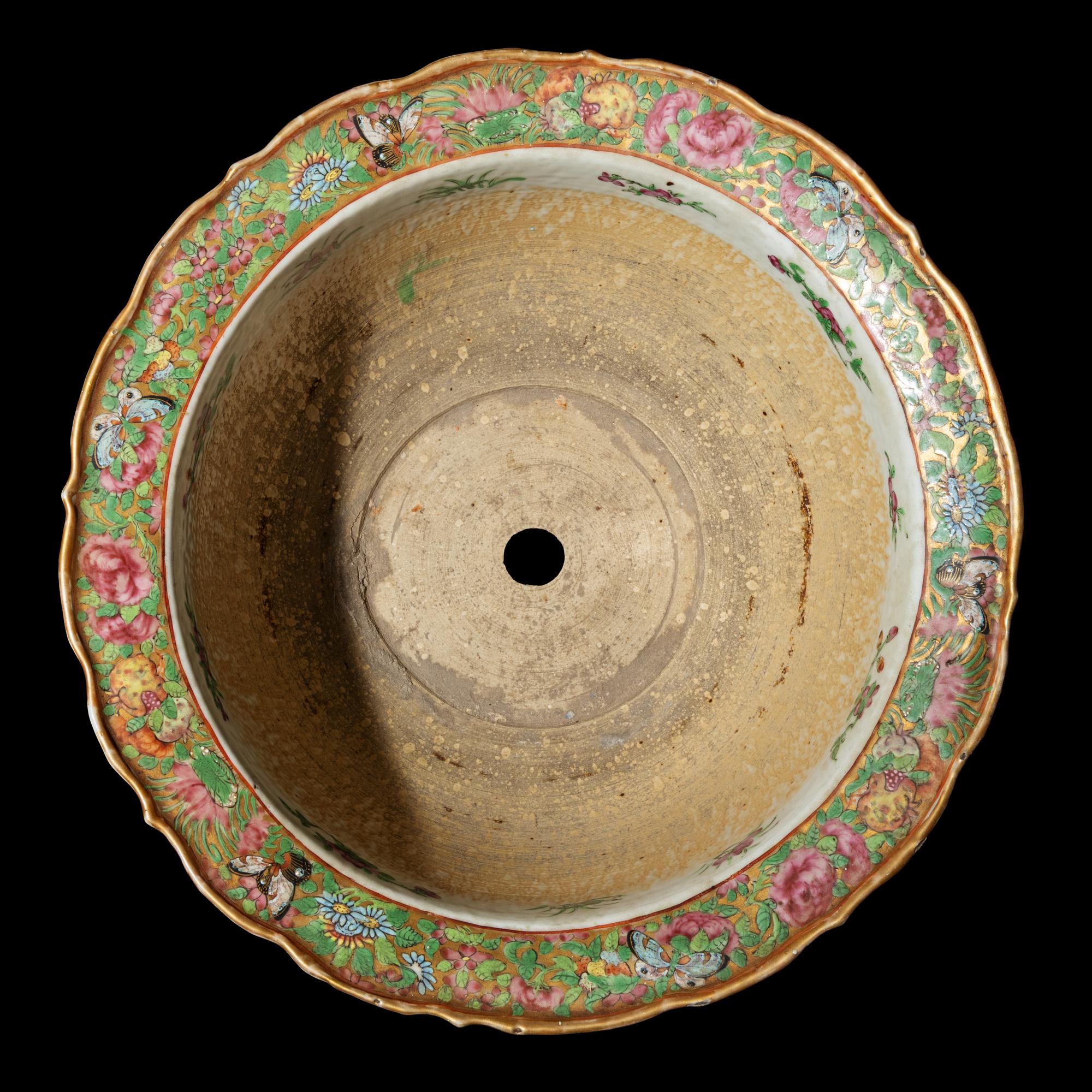 A Chinese Export Rose Medallion Jardinière, Second Half 19th Century 清晚期 廣彩花卉紋花盆