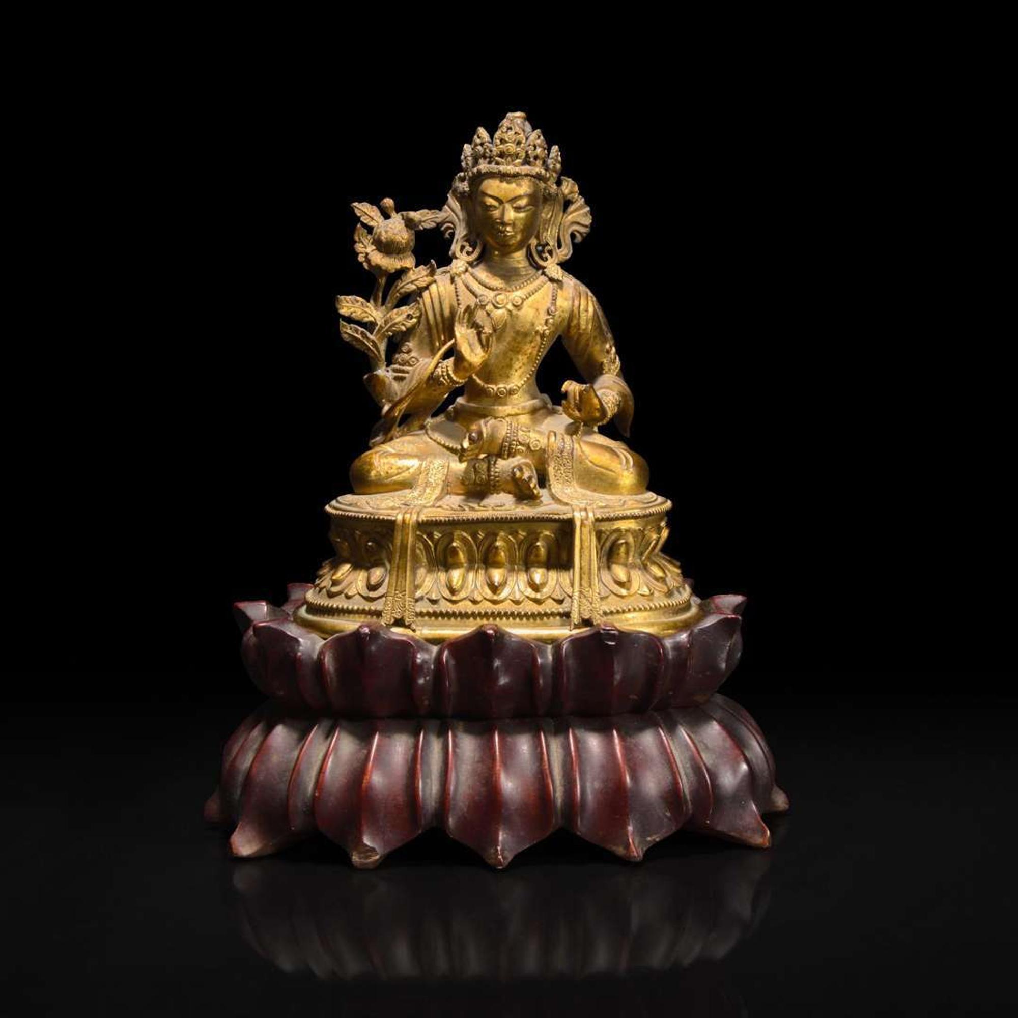 A small Sino-Tibetan gilt-bronze figure of a bodhisattva 中原或西藏地区铜鎏金佛造像 18th century ????