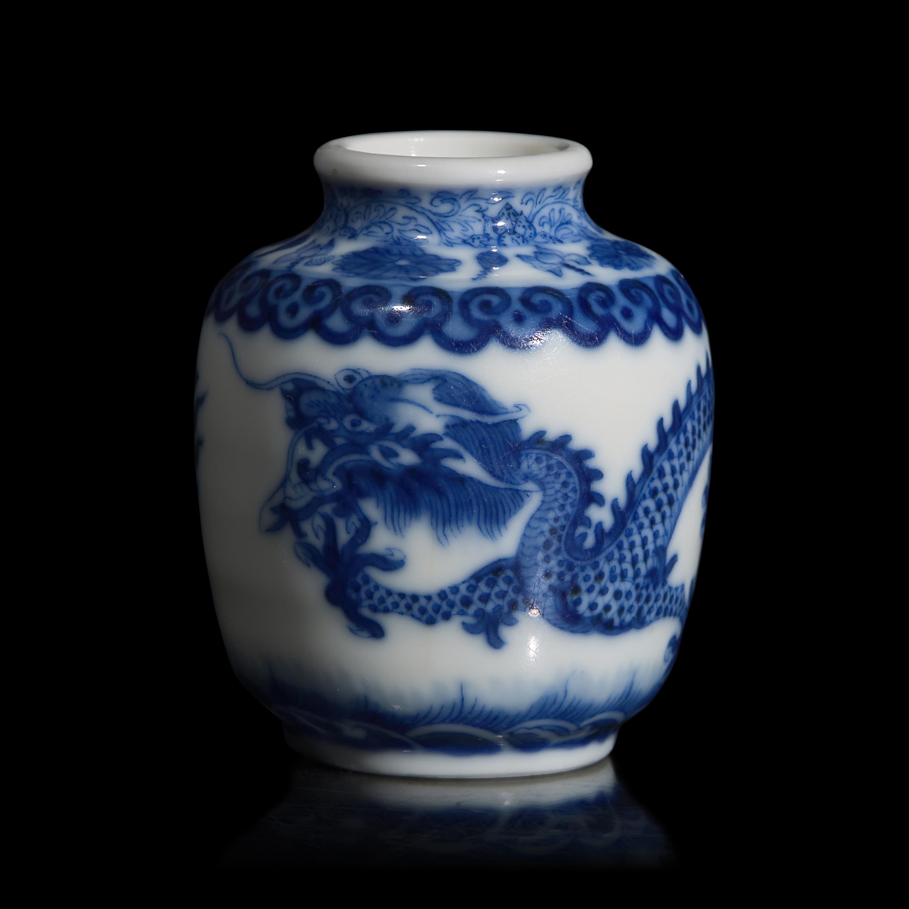 A Small Chinese Blue and White Porcelain " Dragon " Jar, Yongzheng Mark 雍正款 青花龍紋小罐