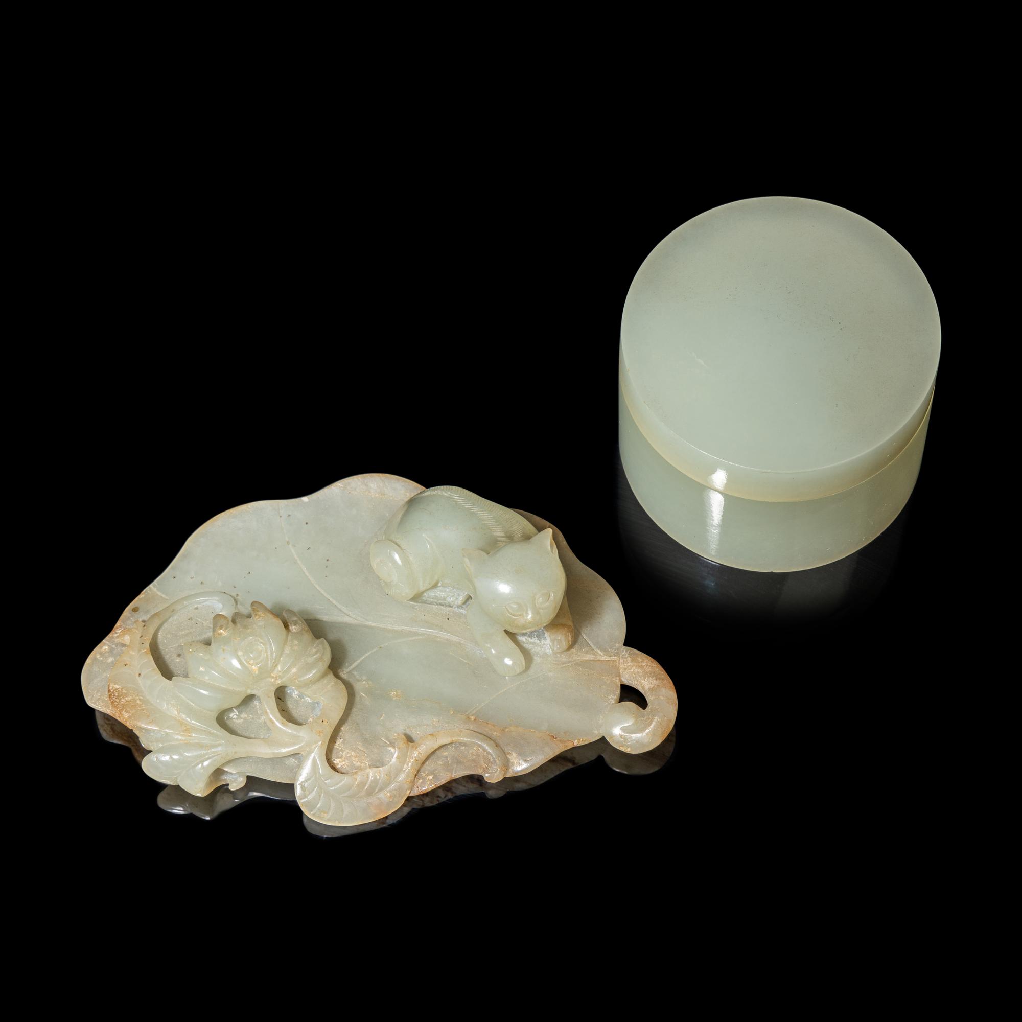 Two Chinese Pale Celadon Jade Scholar's Objects, 19th/early 20th Century 晚清/民國 青白玉荷葉臥貓筆舔及素面蓋盒