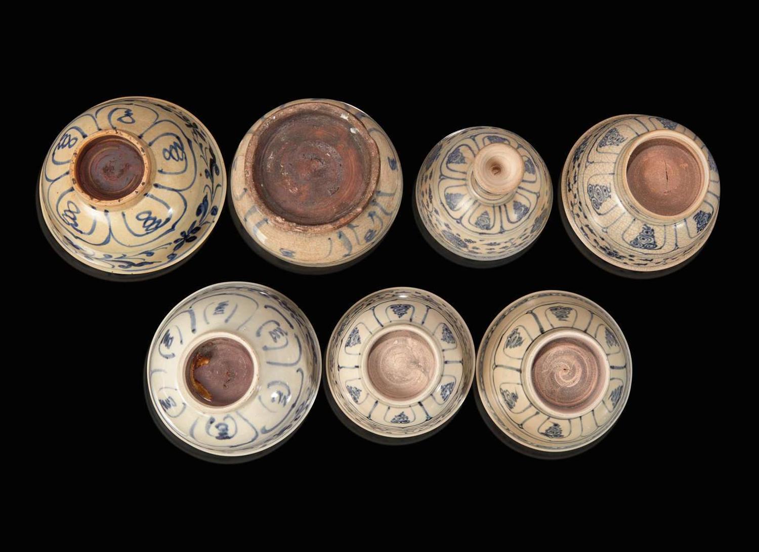 A Vietnamese blue and white vase, a stem cup, and five blue and white bowls, Le dynasty 15th-16th century 越南青花瓷瓶及高足杯 越南青花瓷一組五件 後黎朝 十五或十六世紀