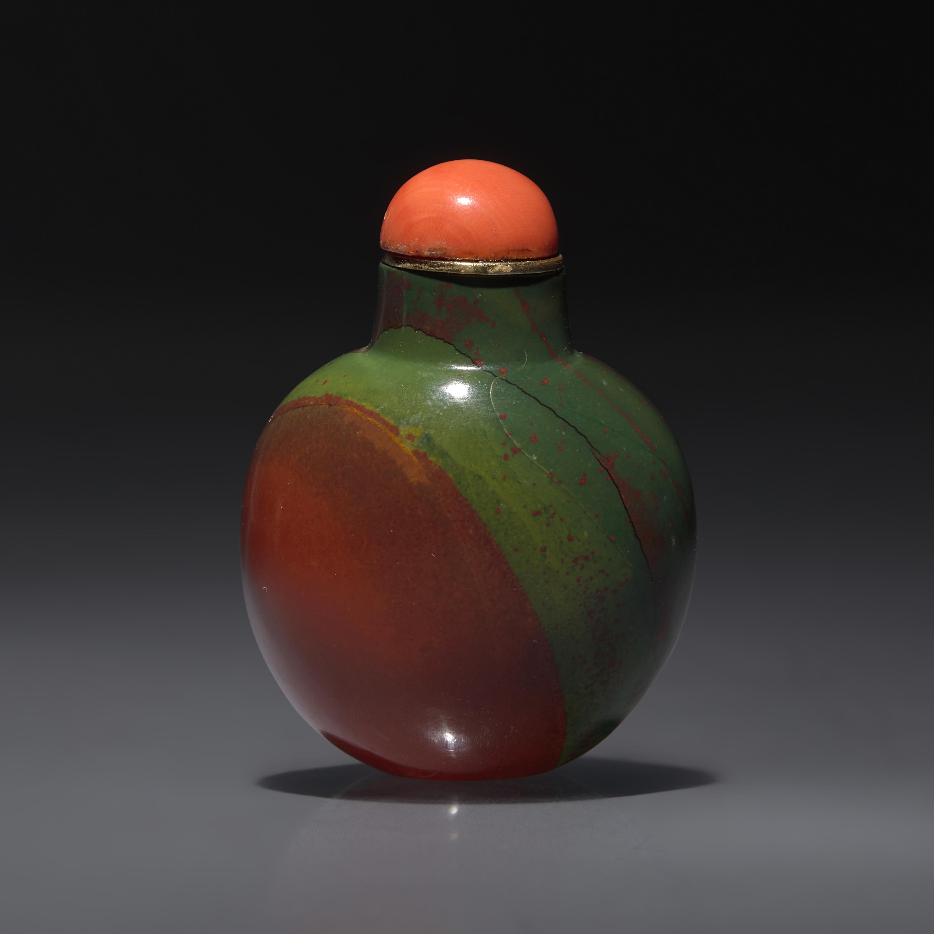 A Small Chinese Russet and Green Jasper Snuff Bottle, Qing Dynasty, Circa 1750-1860 — 1750–1860年 羊肝瑪瑙小鼻煙壺
