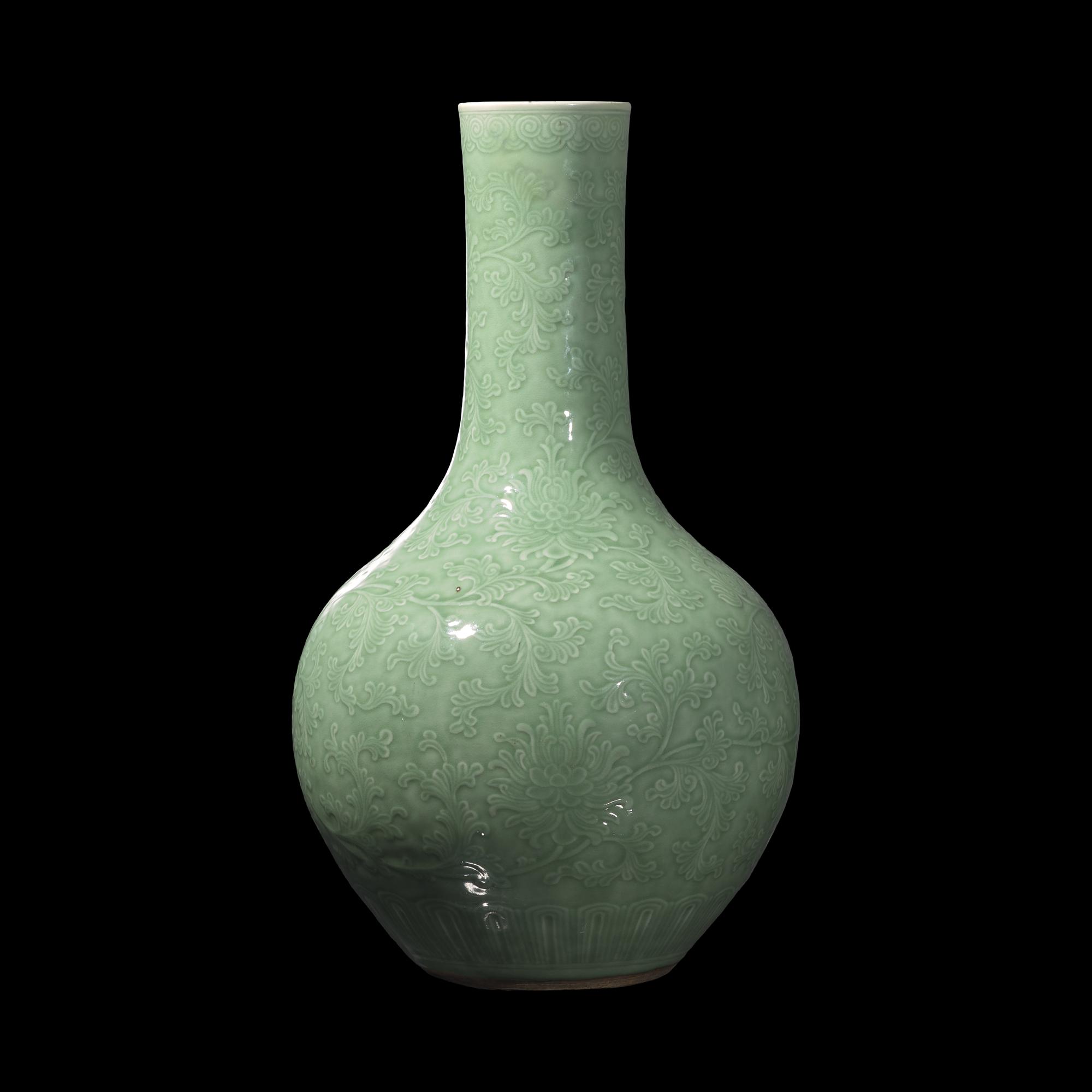 A Large Chinese Incised 'Lotus' Celadon Glazed Vase, Shangping, 18th/19th Century 清中期 龍泉刻西番蓮紋大賞瓶