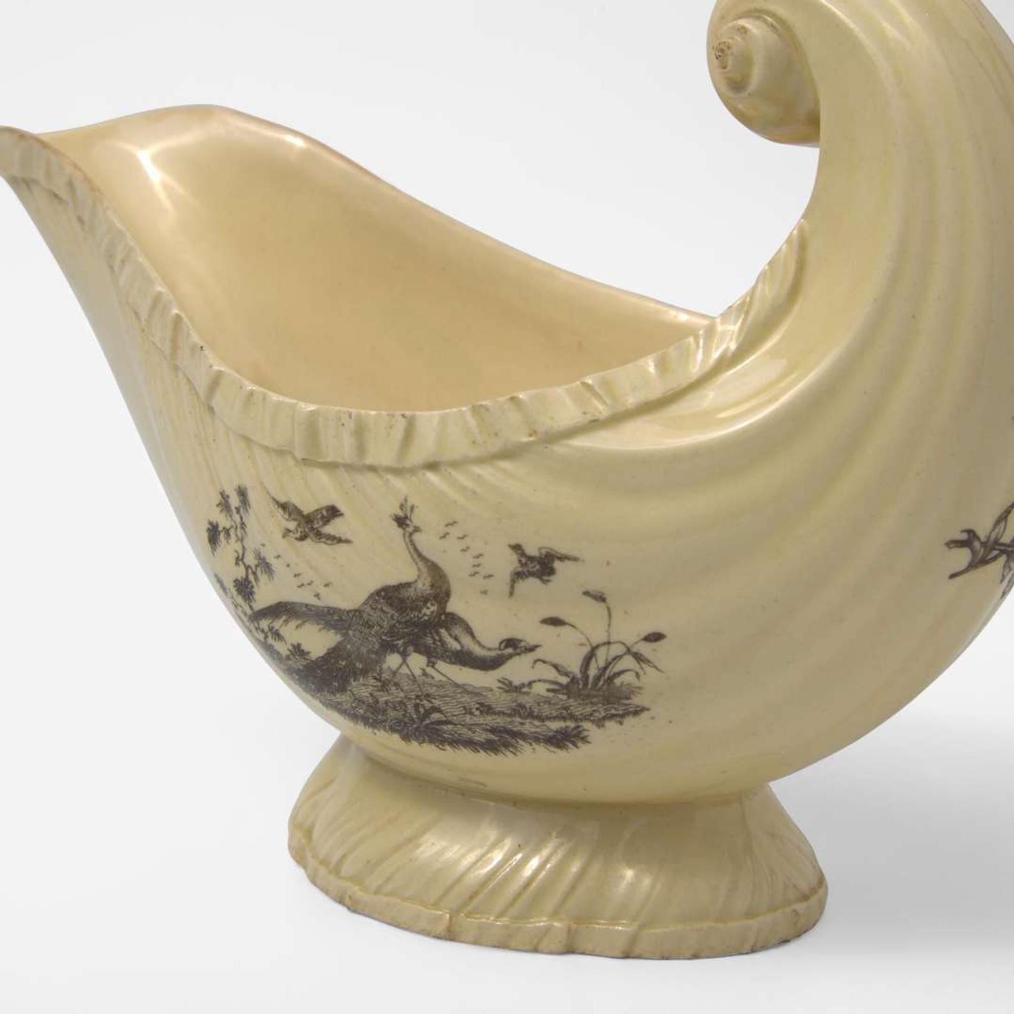 A Wedgwood "Exotic Birds" Decorated Queensware Sauce Boat UK, circa 1770
