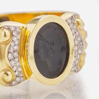 An 18K Yellow Gold Intaglio Bangle