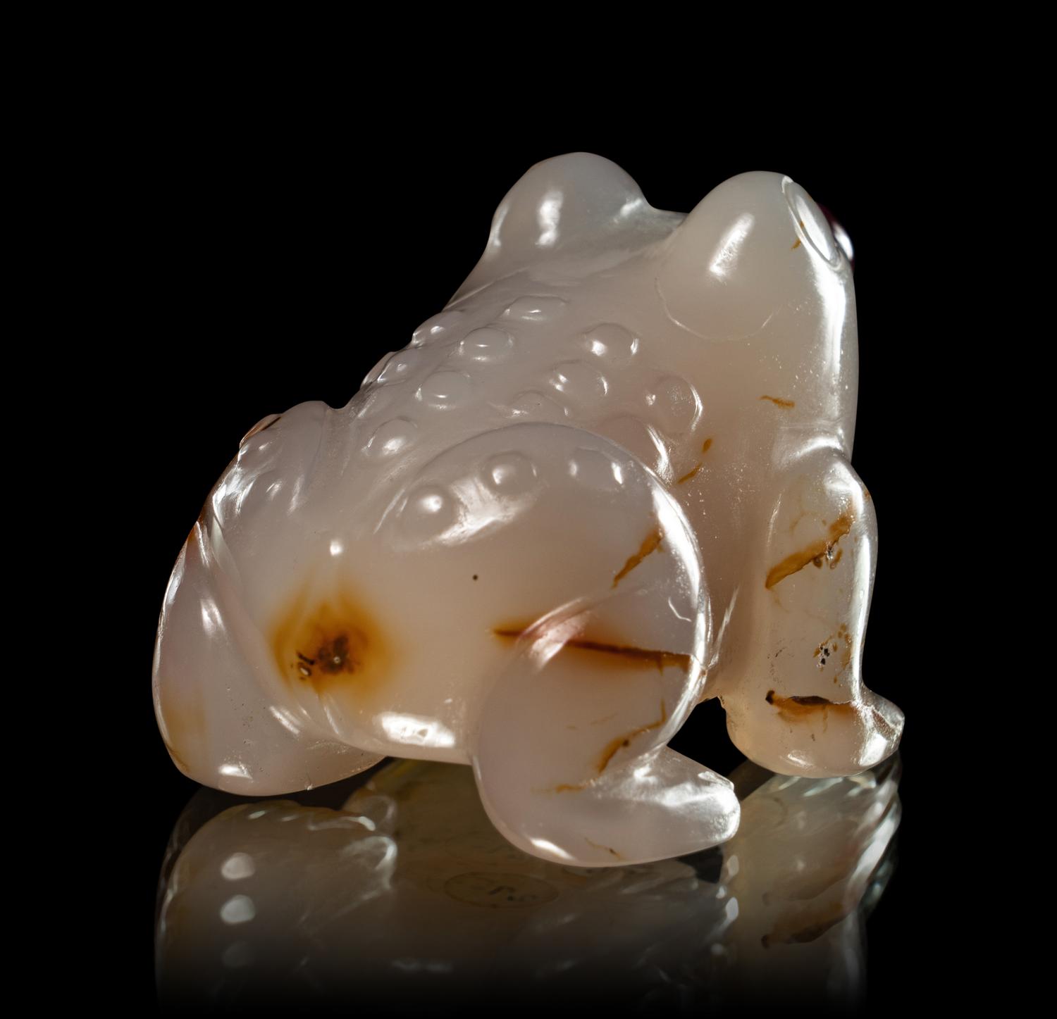 Two Carved Agate 'Frog' Snuff Bottles