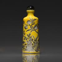 A Chinese Yellow Ground " Dayazhai" Porcelain Snuff Bottle, Qing Dynasty, 1894 — 1894年 黃地墨彩桃紋鼻煙壺