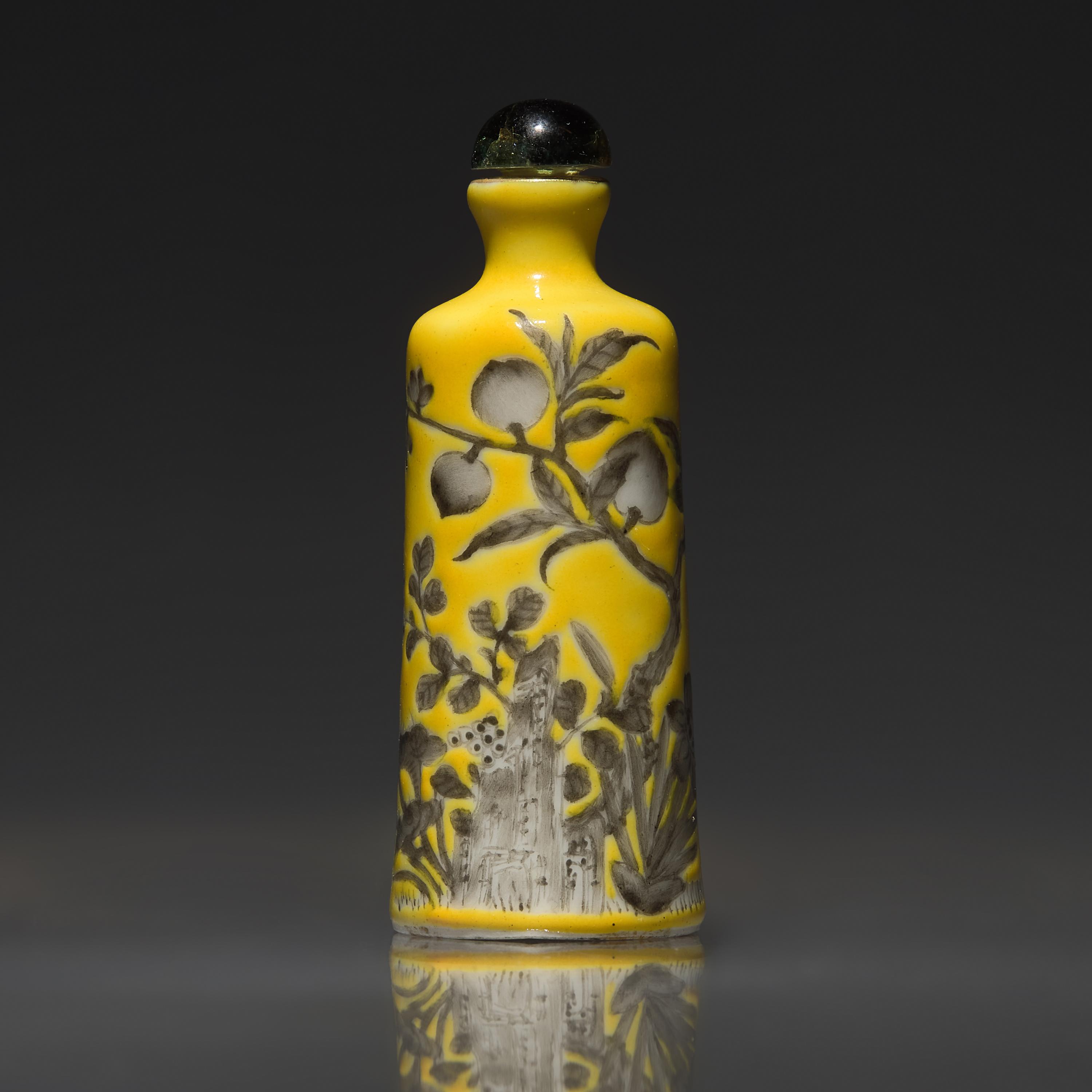 A Chinese Yellow Ground " Dayazhai" Porcelain Snuff Bottle, Qing Dynasty, 1894 — 1894年 黃地墨彩桃紋鼻煙壺