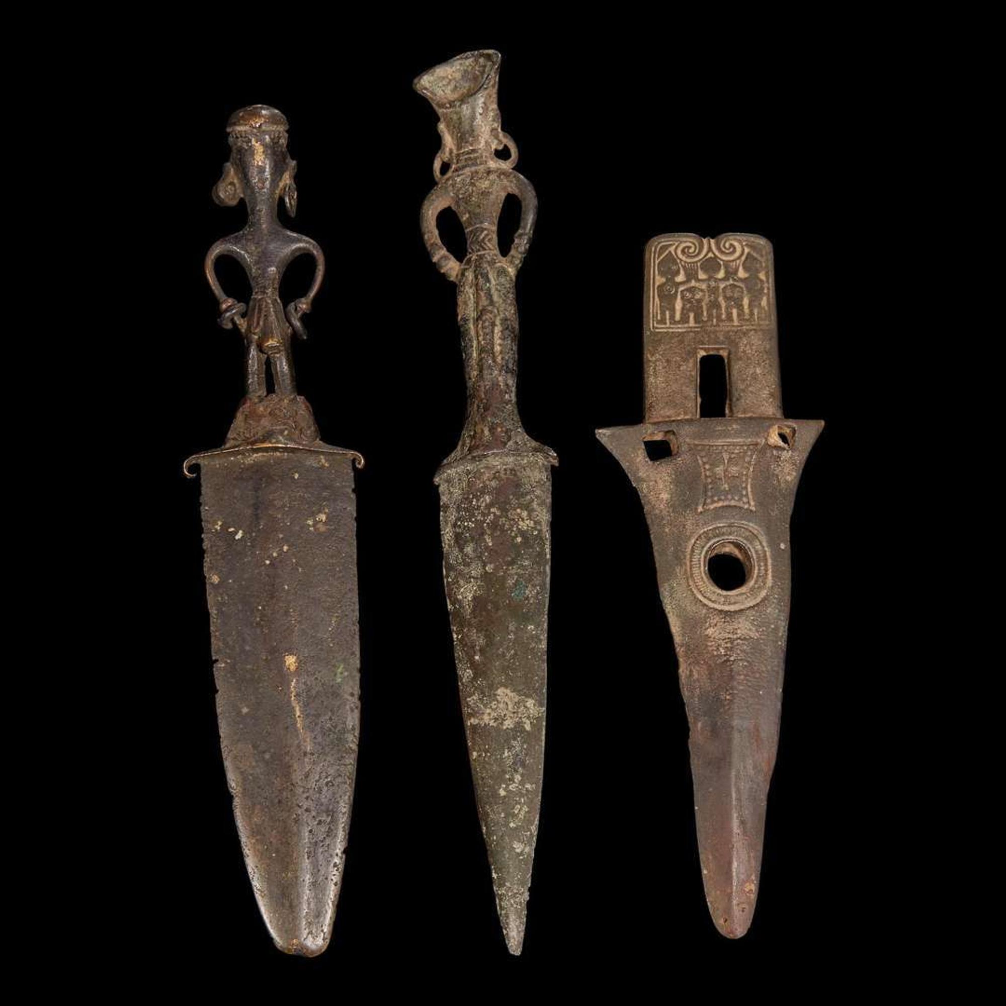 Two Vietnamese bronze figural daggers and a halberd head 越南青銅匕首兩把及一戟首 The daggers Dong Son Culture, circa 500 BC ??????? ????500?