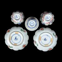 A Chinese Reticulated Blue and White Porcelain Wine Cup and Two Famille Verte Tea Bowls with Saucers, Kangxi Period 清康熙 青花酒杯及粉彩茶具一組