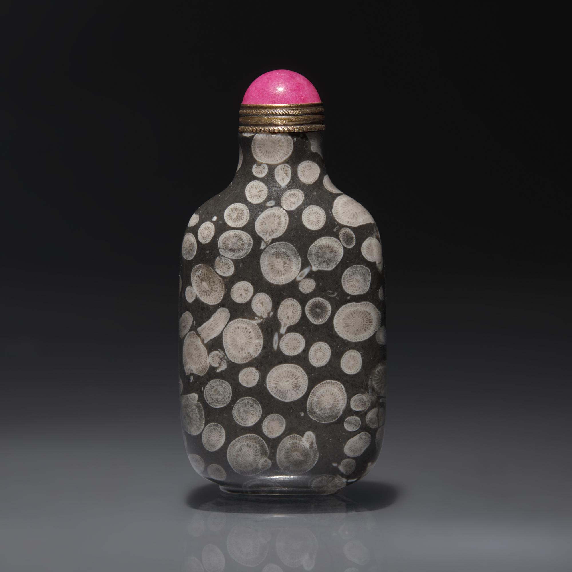 A Chinese Fossiliferous Limestone Snuff Bottle, Qing Dynasty, Circa 1750-1860 — 1750–1860年 石化石灰石鼻煙壺