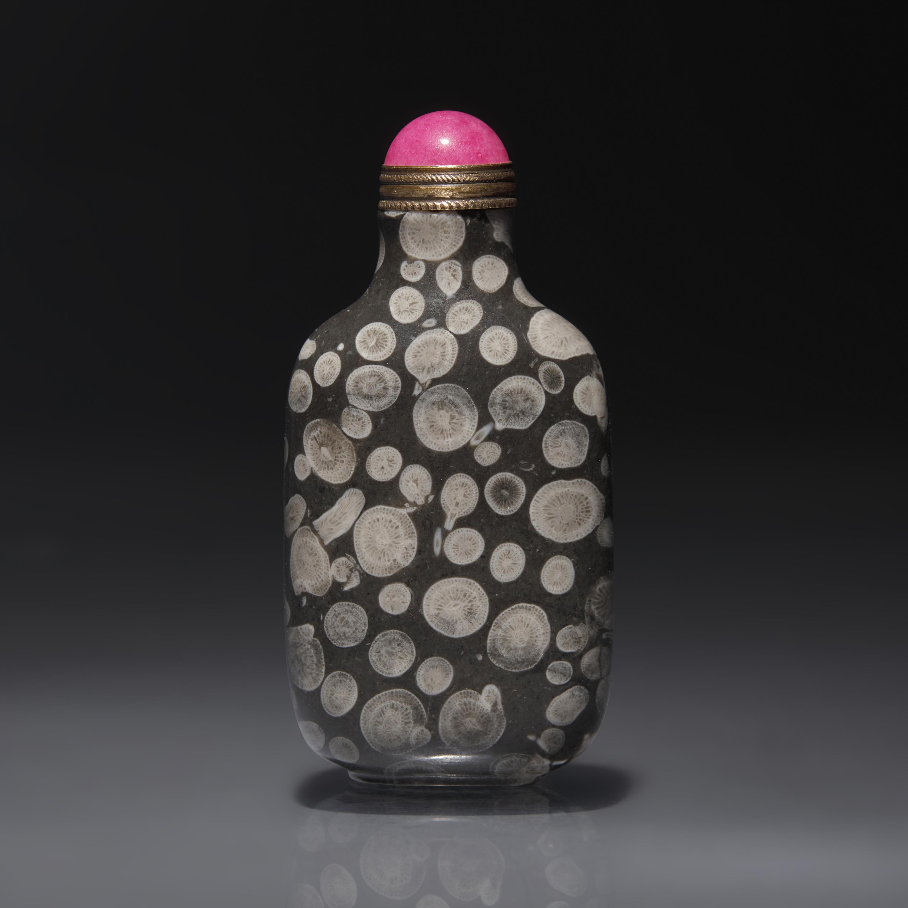 A Chinese Fossiliferous Limestone Snuff Bottle, Qing Dynasty, Circa 1750-1860 — 1750–1860年 石化石灰石鼻煙壺