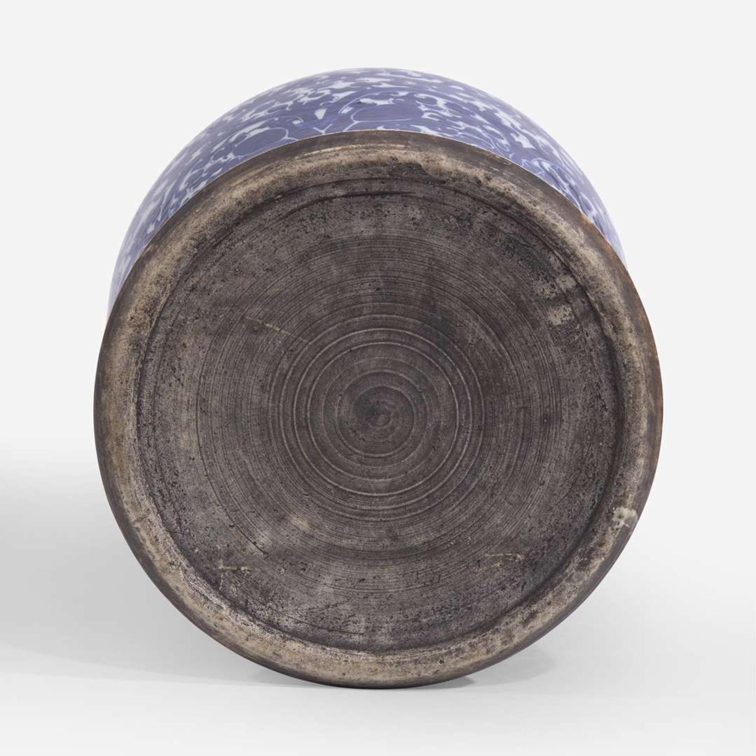 A very large Chinese blue and white porcelain jar with associated cover 青花大罐及盖子(或后配) The jar 19th century or earlier ??????????