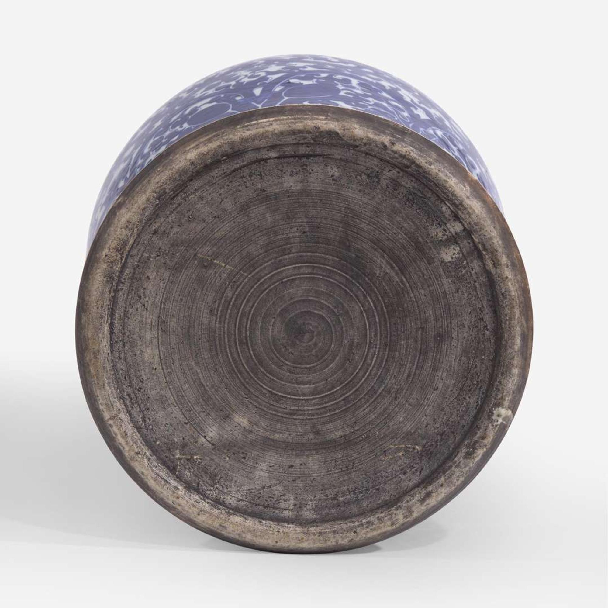 A very large Chinese blue and white porcelain jar with associated cover 青花大罐及盖子(或后配) The jar 19th century or earlier ??????????