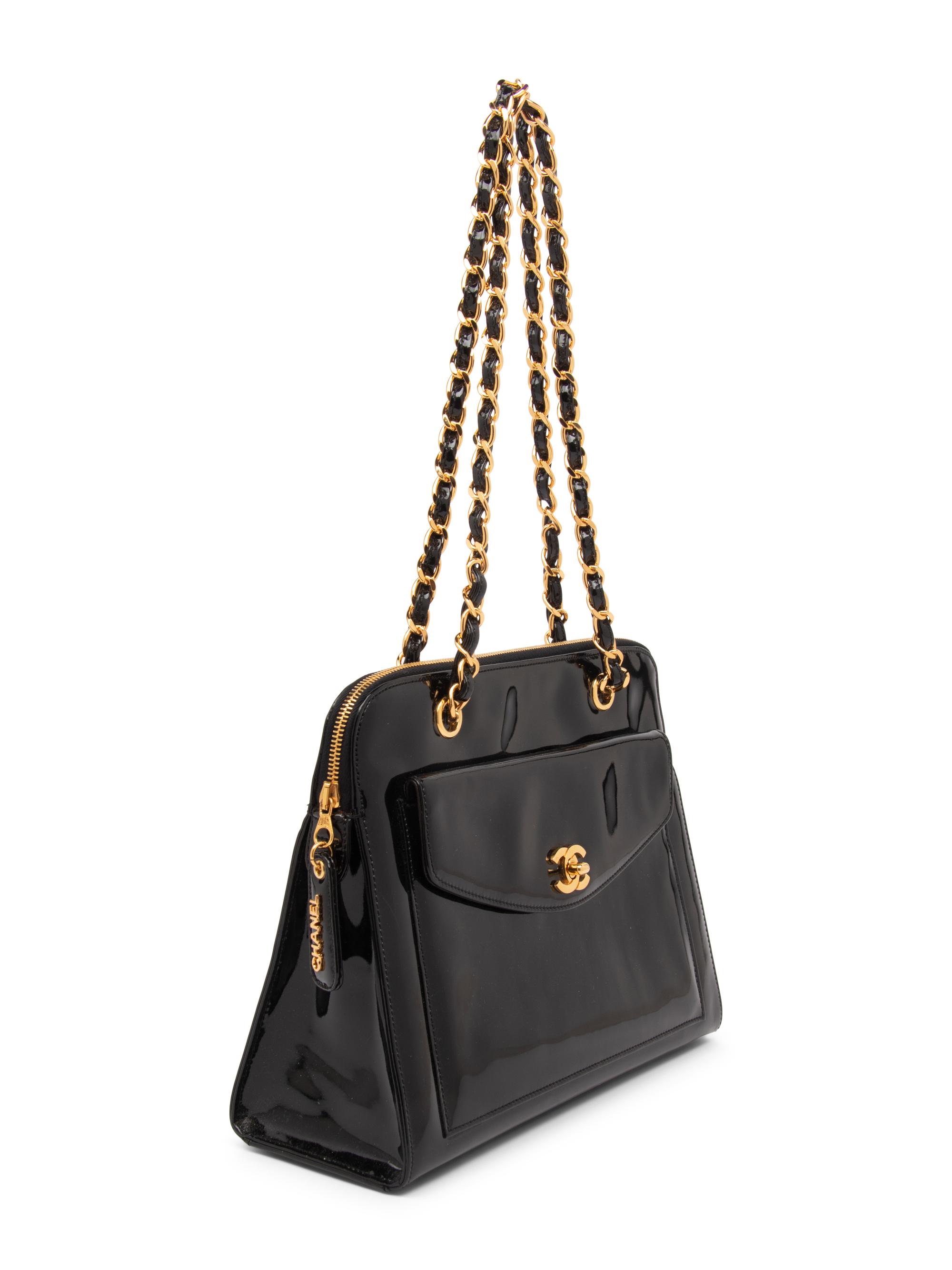CHANEL, PATENT LEATHER SHOULDER BAG