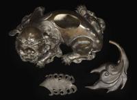 A Japanese patinated bronze "Shishi" censer, Edo to early Meiji period 日本加漆獅子香爐 幕府至明治初