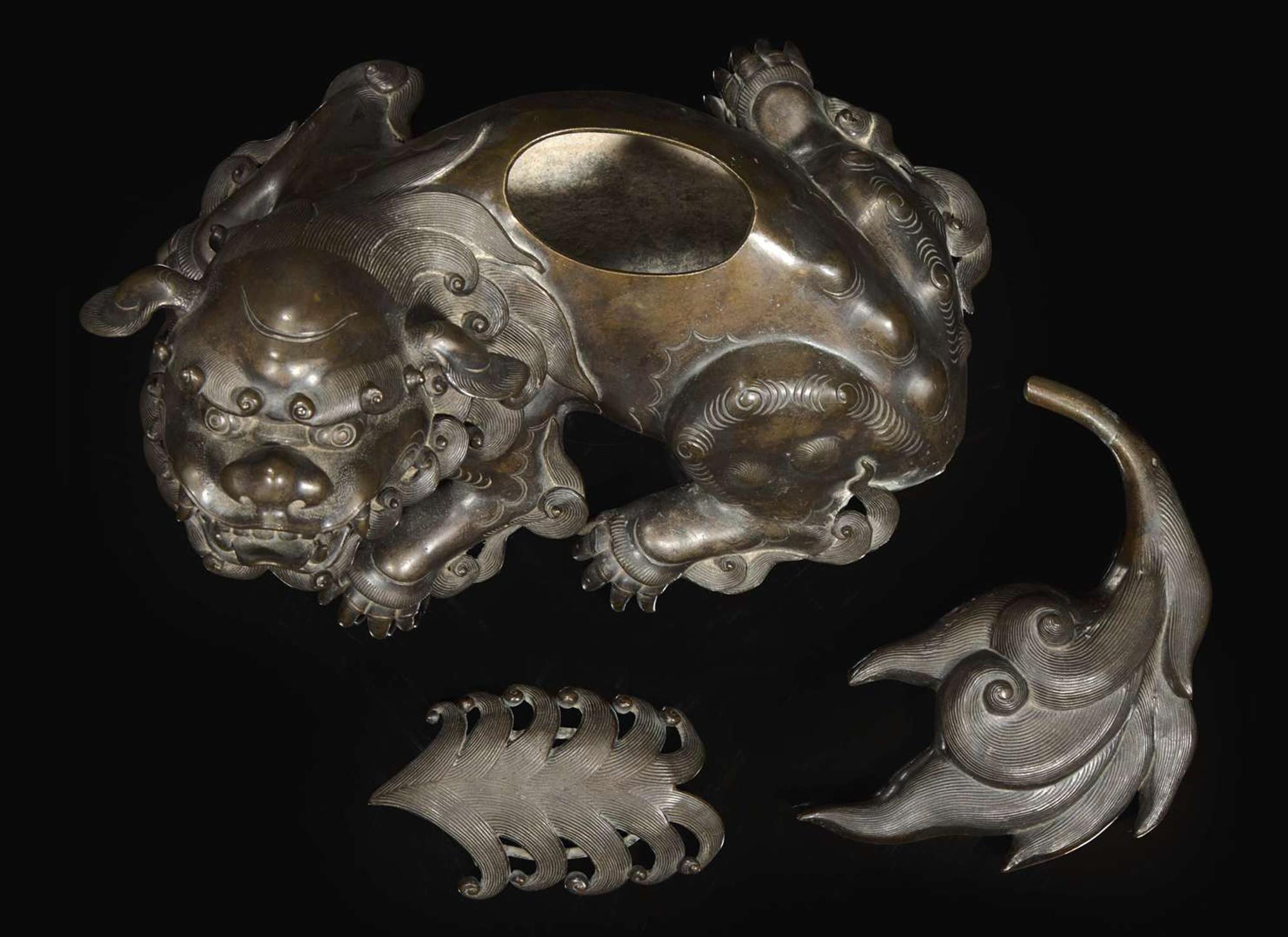 A Japanese patinated bronze "Shishi" censer, Edo to early Meiji period 日本加漆獅子香爐 幕府至明治初