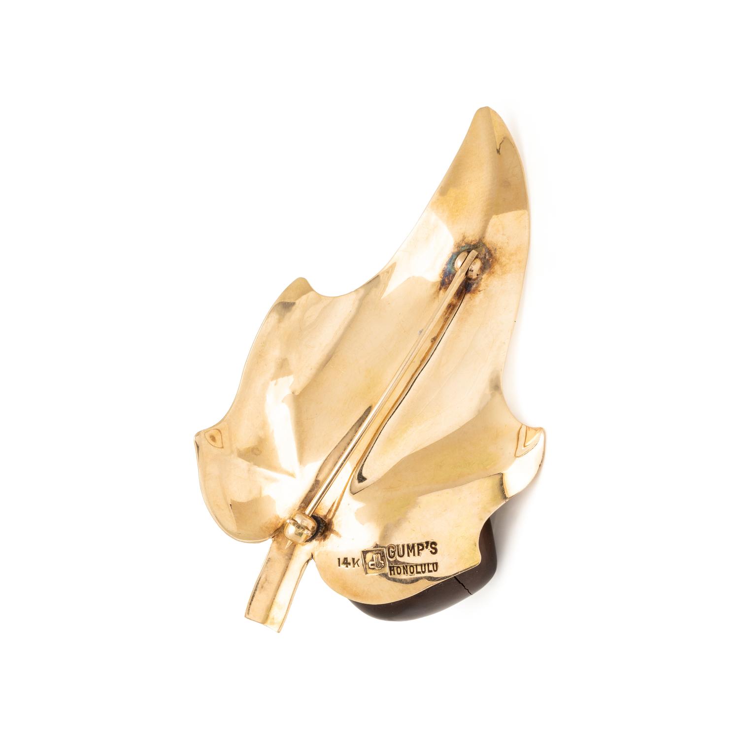 GUMPS, YELLOW GOLD AND KUKUI NUT BROOCH