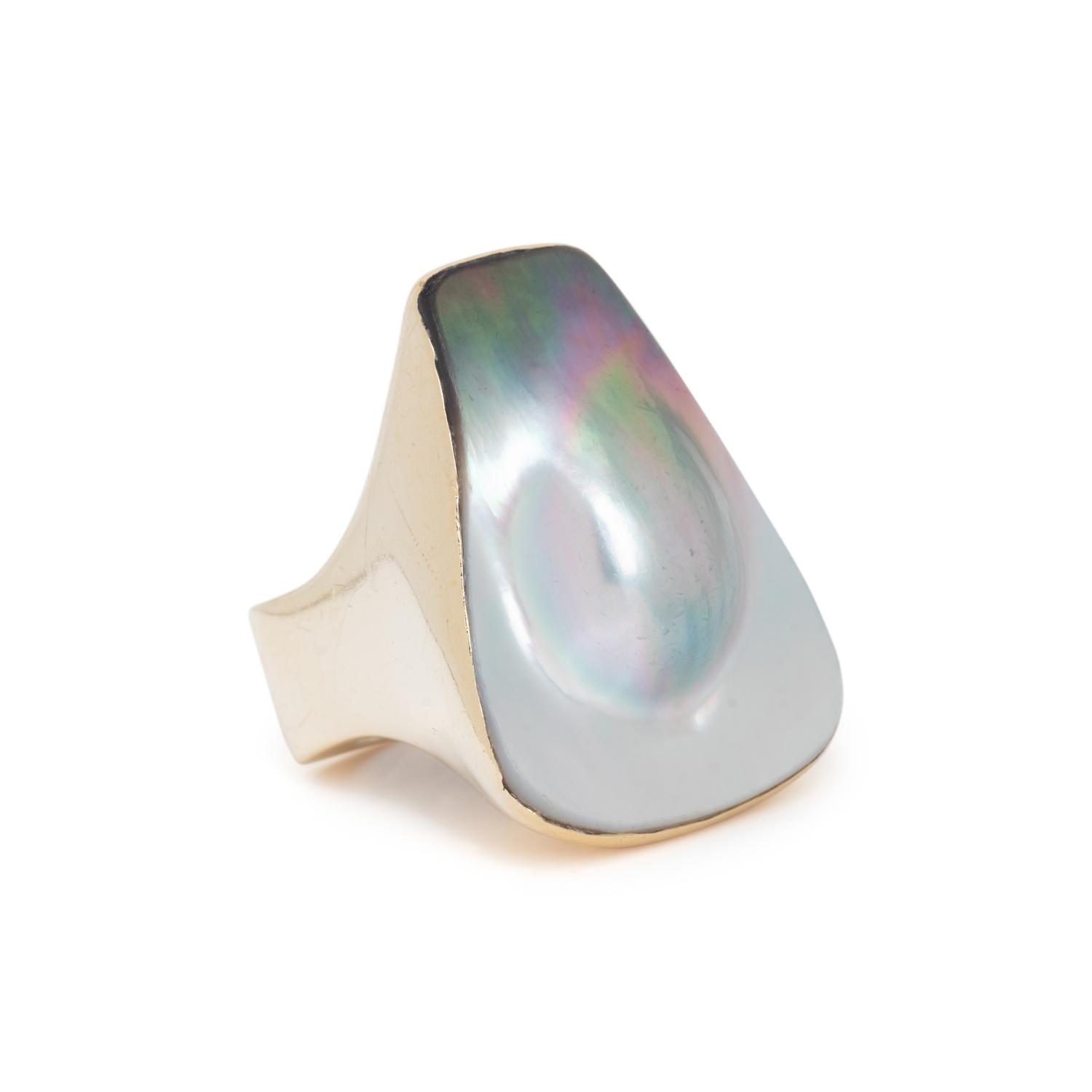 YELLOW GOLD AND CULTURED BLISTER PEARL RING