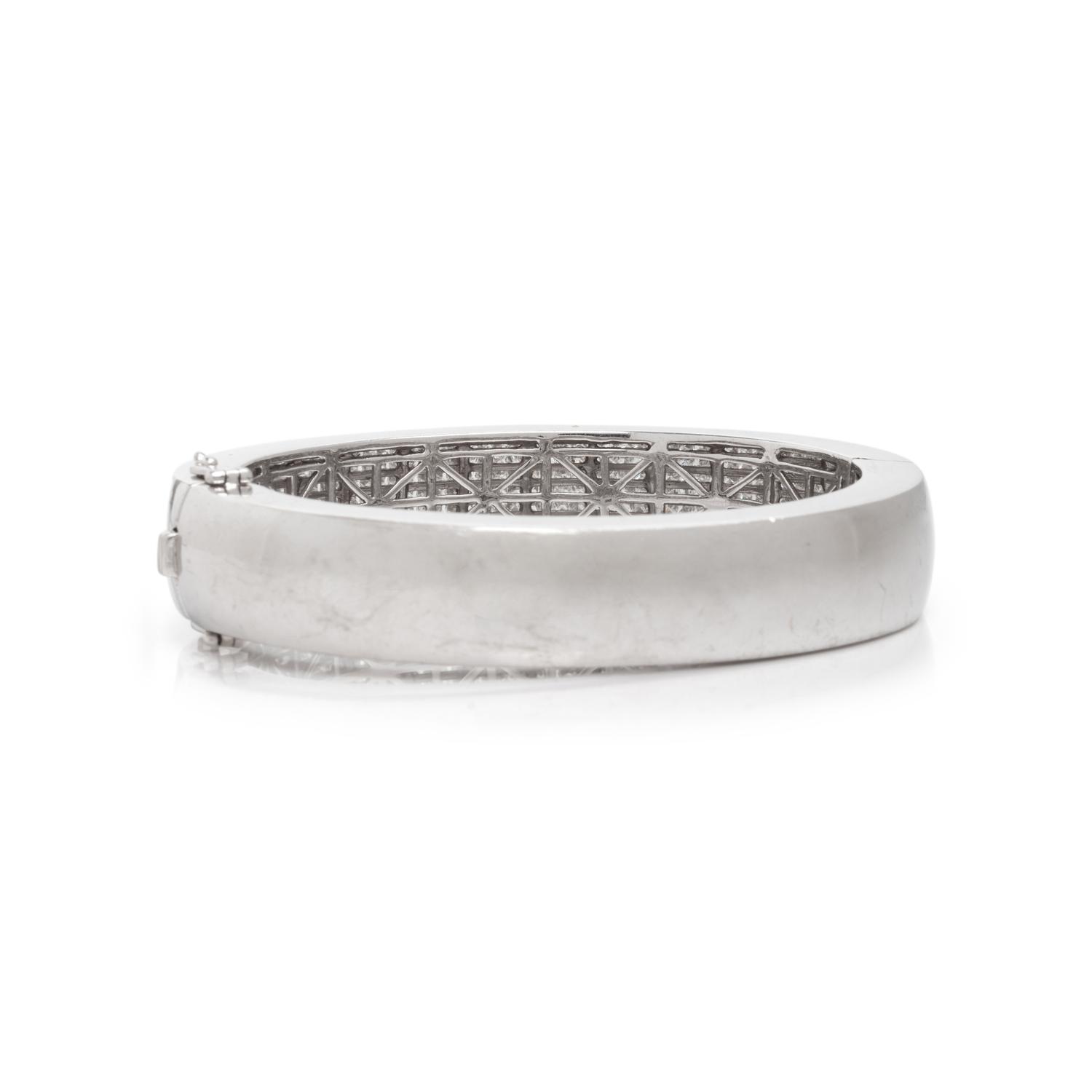 WHITE GOLD AND DIAMOND BANGLE BRACELET