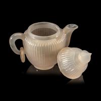 A Carved Agate 'Chrysanthemum' Covered Wine Pot, Possibly 19th Century 或為清晚期 瑪瑙菊瓣紋壺