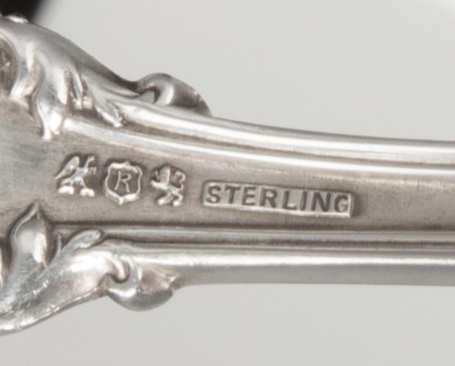 An American Silver Flatware Service, Reed & Barton, Taunton, MA, Marlborough pattern, comprising: 10 dinner knives 10 dinner forks 13 s