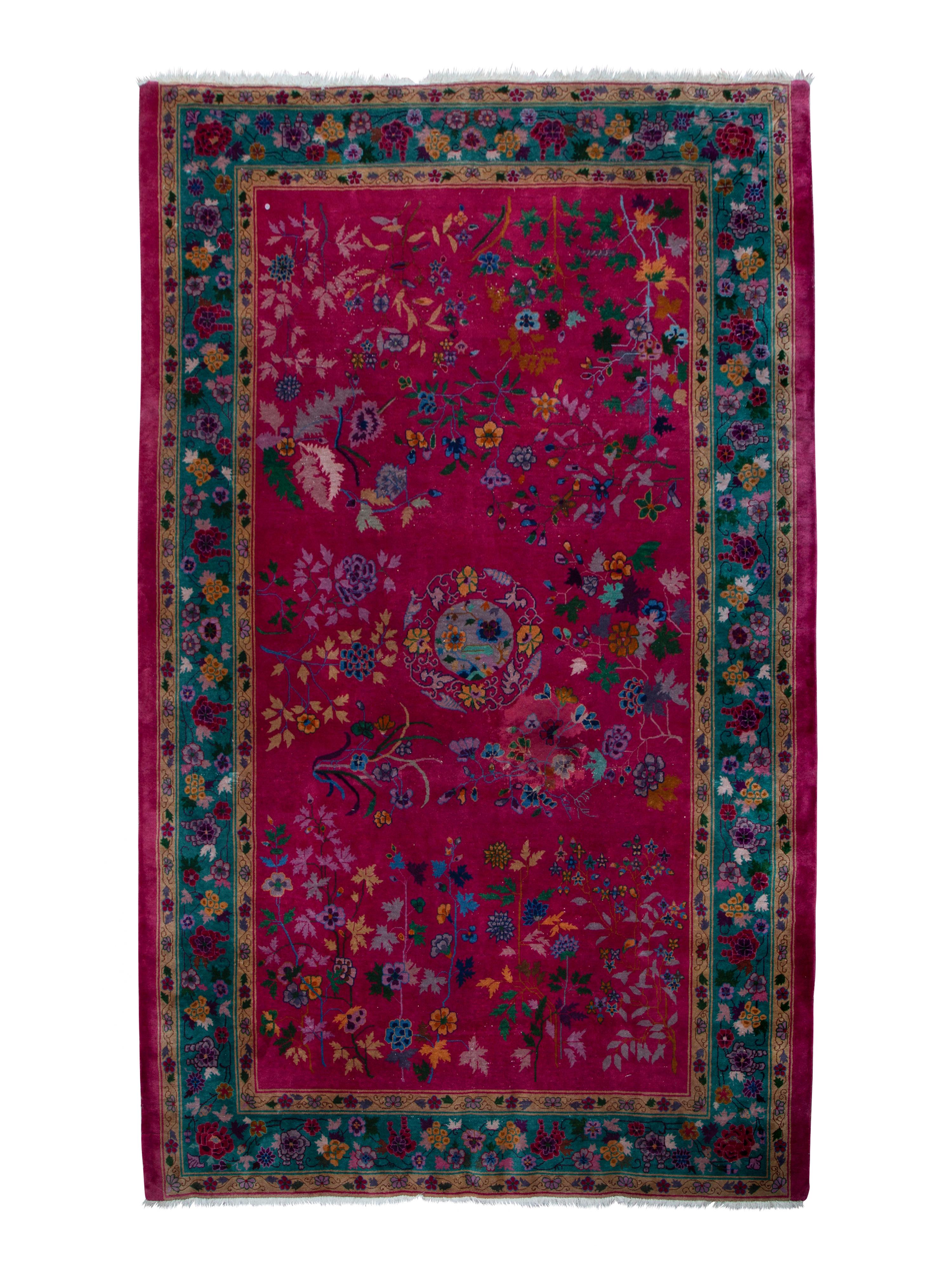 A Chinese Art Deco Wool Rug — 20TH CENTURY