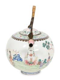 A Large Chinese Peking Enamel Teapot