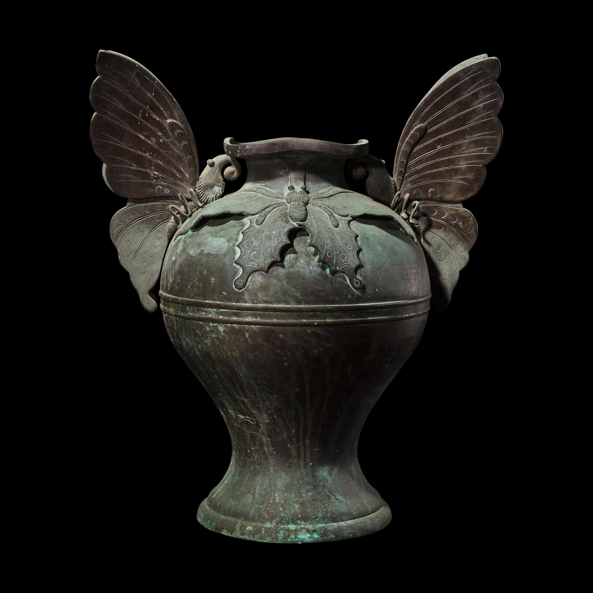 A Large and Unusual Japanese Bronze 'Butterflies' Vase, Meiji/Taisho Period 日本明治/大正時期 銅蝴蝶大瓶