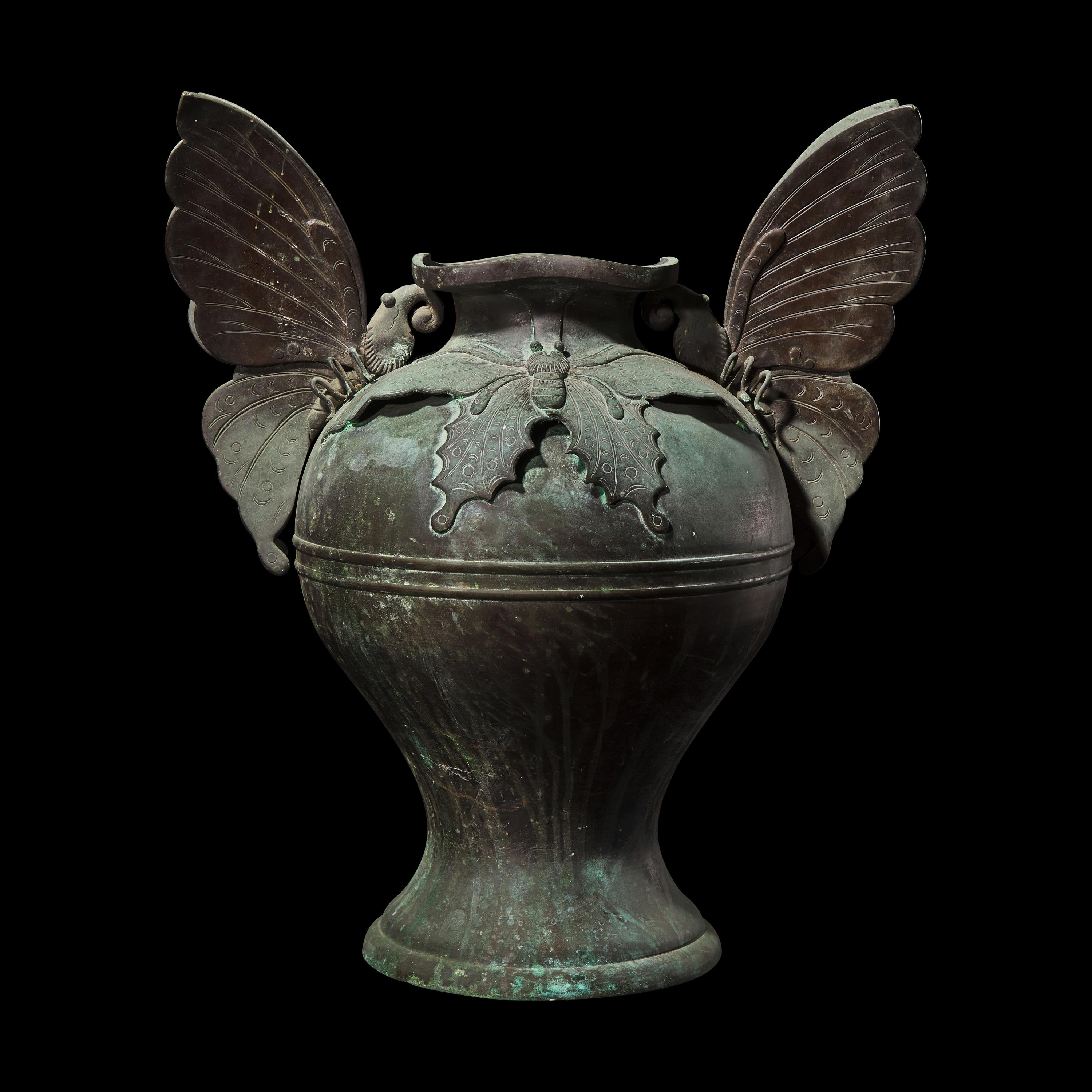 A Large and Unusual Japanese Bronze 'Butterflies' Vase, Meiji/Taisho Period 日本明治/大正時期 銅蝴蝶大瓶