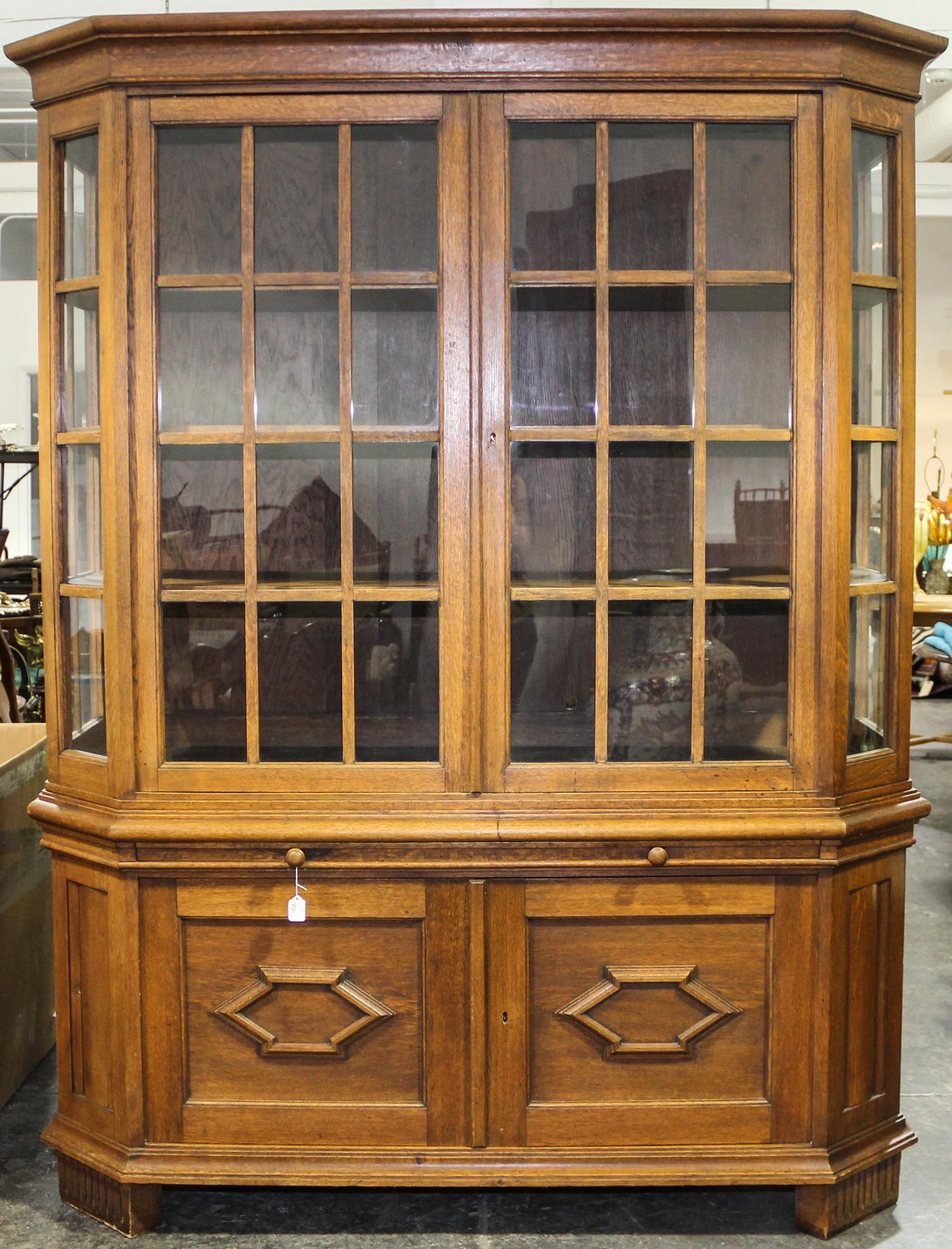 An American Oak Secretary Bookcase Height 82 3/4 x width 65 x depth 26 inches. — 20TH CENTURY