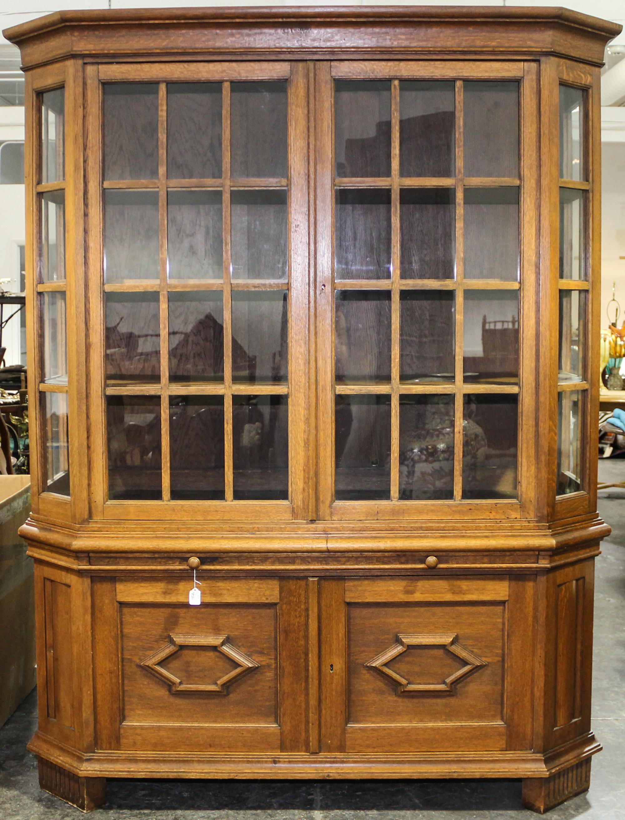 An American Oak Secretary Bookcase Height 82 3/4 x width 65 x depth 26 inches. — 20TH CENTURY