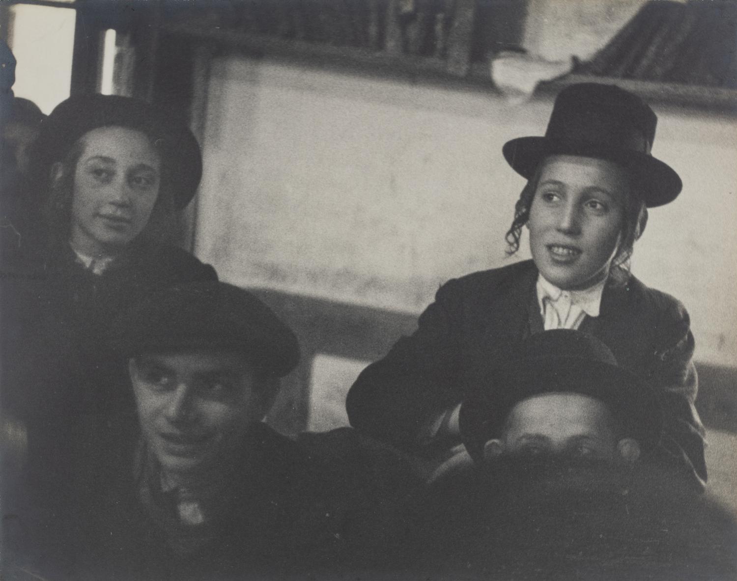 Roman Vishniac (1897-1990) Mukačevo, 1938