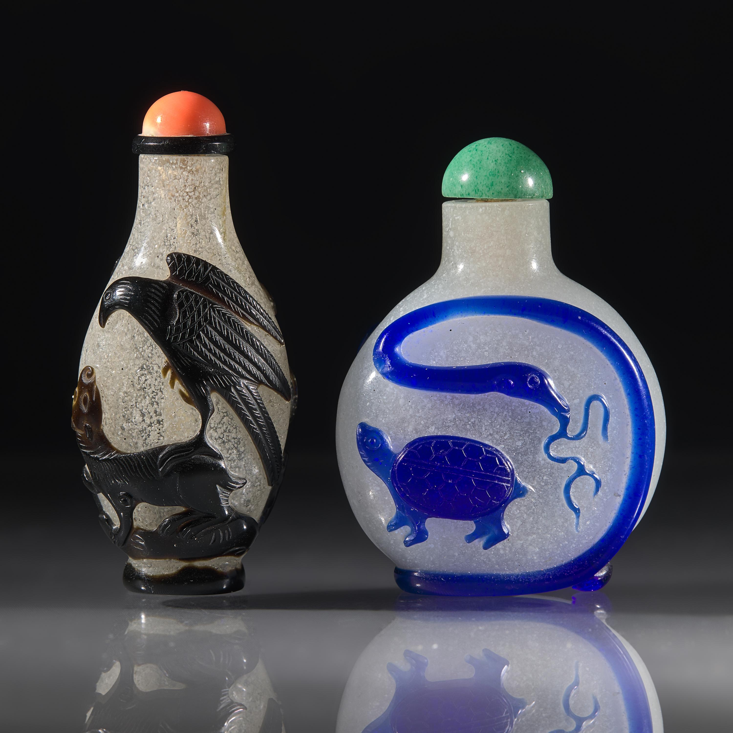 Two Chinese Carved Overlay Glass Snuff Bottles, Qing Dynasty, Circa 1780-1850 — 1780-1850年 雪霏地套黑料及藍料鼻煙壺兩支