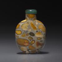 A Chinese Puddingstone Snuff Bottle, Qing Dynasty, Circa 1750-1850 — 1750-1850年 抱子石鼻煙壺