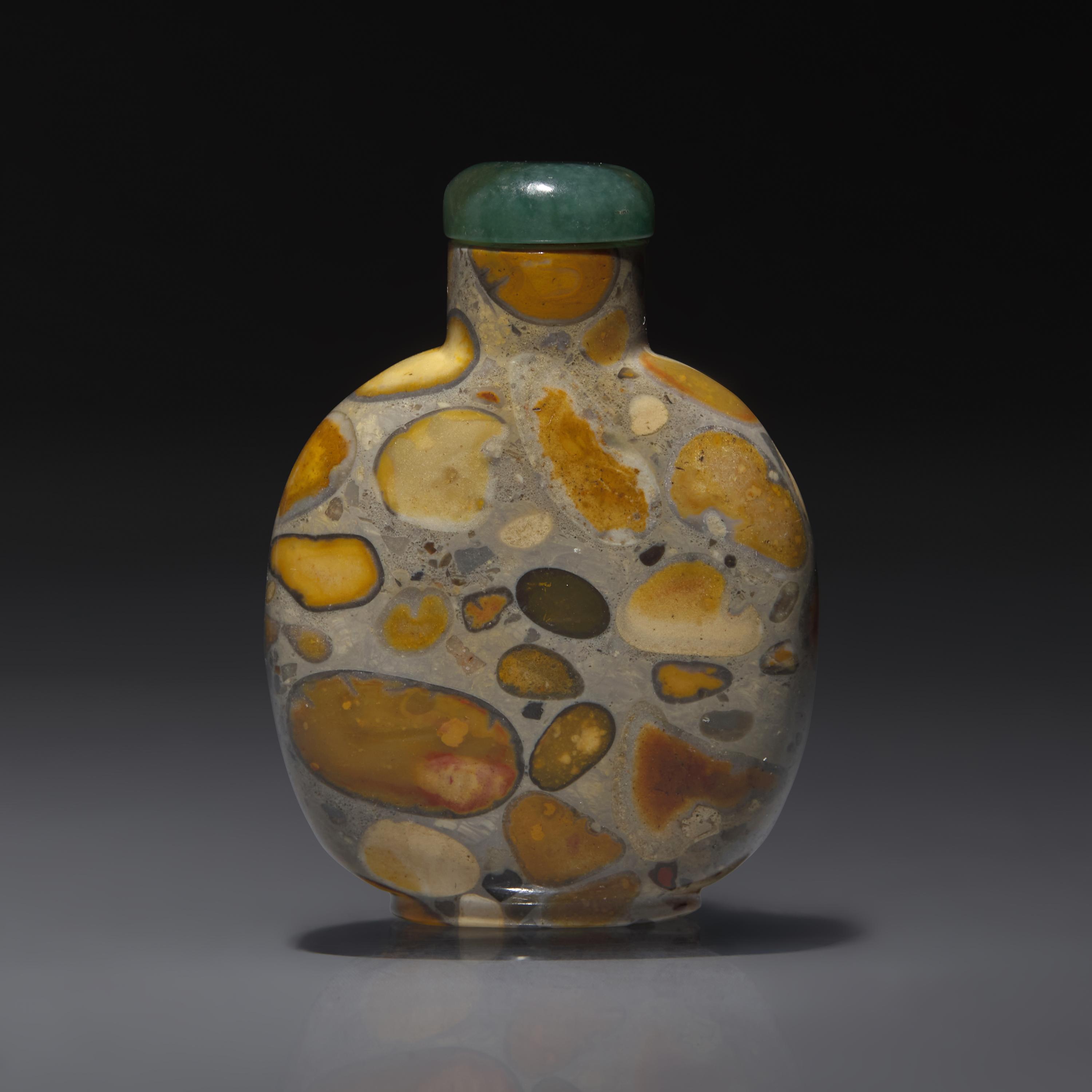 A Chinese Puddingstone Snuff Bottle, Qing Dynasty, Circa 1750-1850 — 1750-1850年 抱子石鼻煙壺