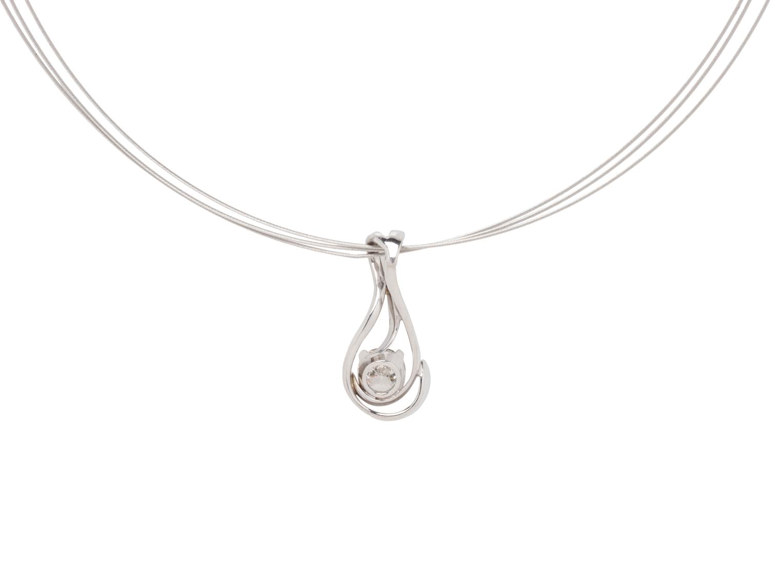 WHITE GOLD AND DIAMOND PENDANT/NECKLACE