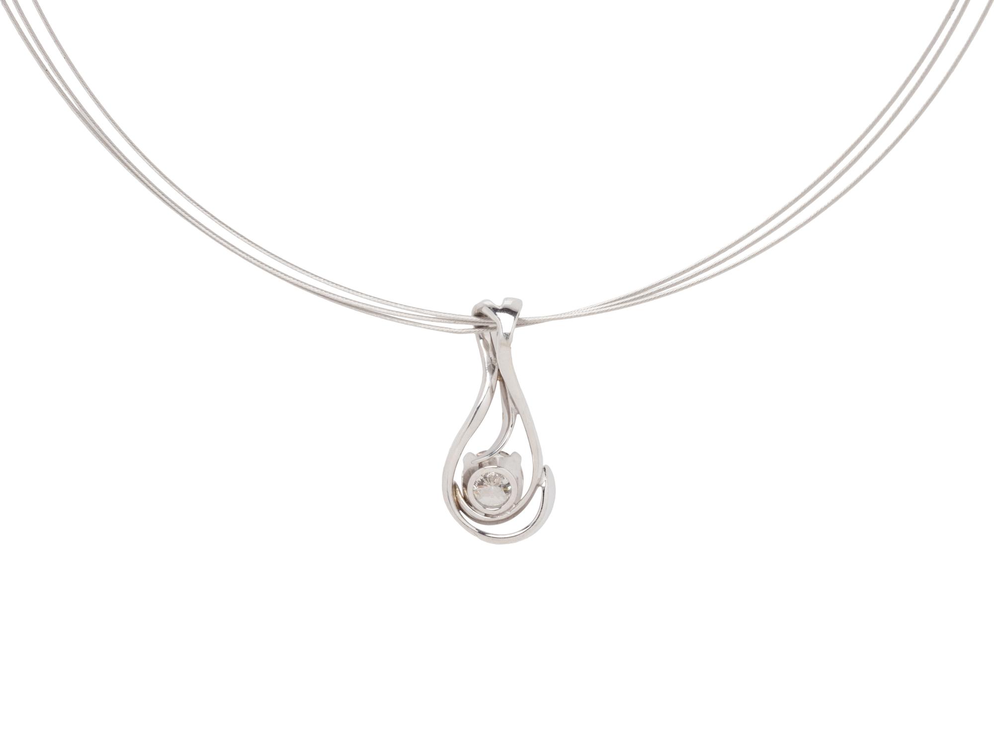WHITE GOLD AND DIAMOND PENDANT/NECKLACE