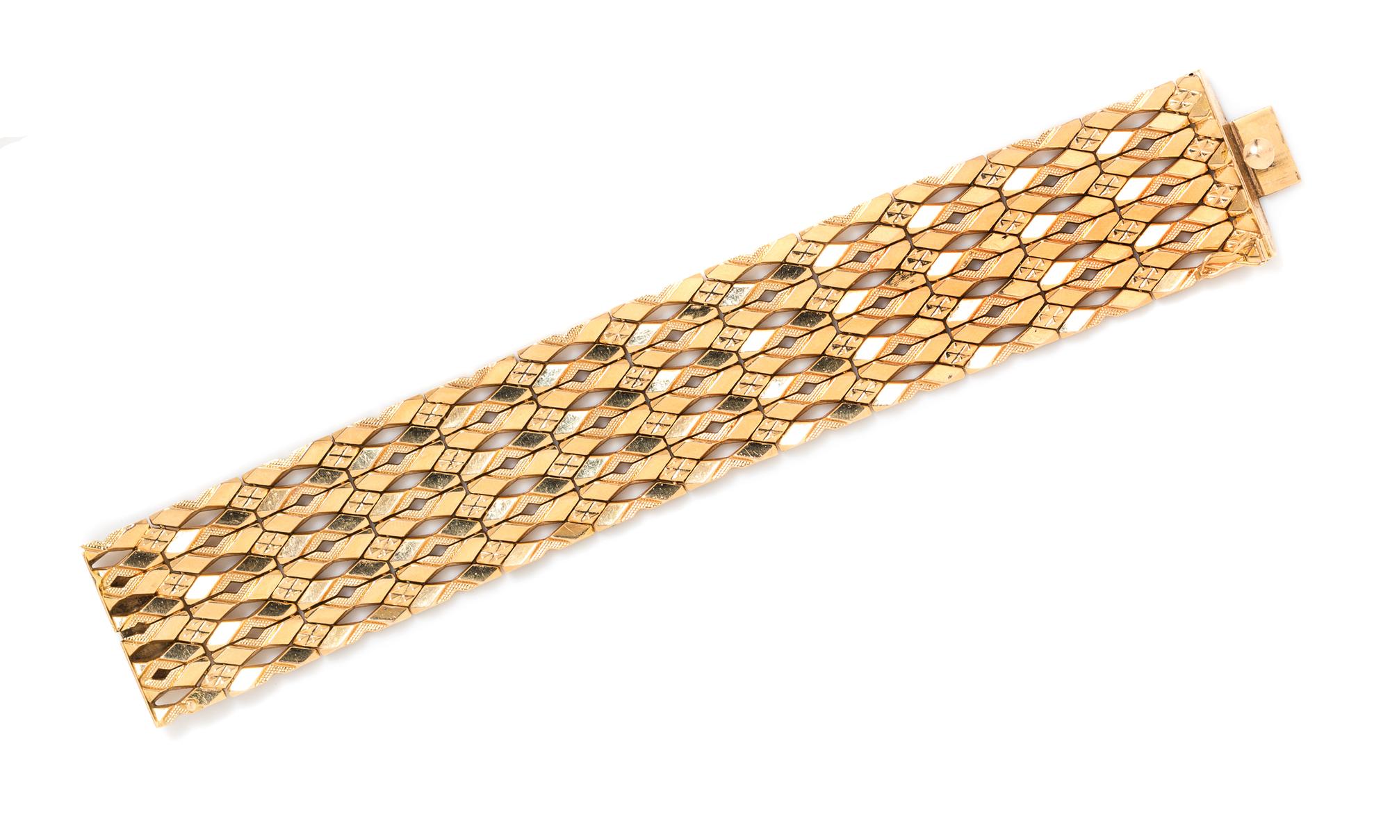 An 18 Karat Yellow Fancy Link Bracelet, 34.80 dwts.
