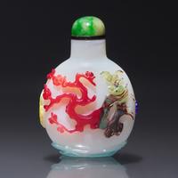 A Chinese Five-Color Overlay Glass Snuff Bottle, Qing Dynasty, Circa 1750-1820 — 1750-1820年 涅白地套五色料歲寒三友圖鼻煙壺