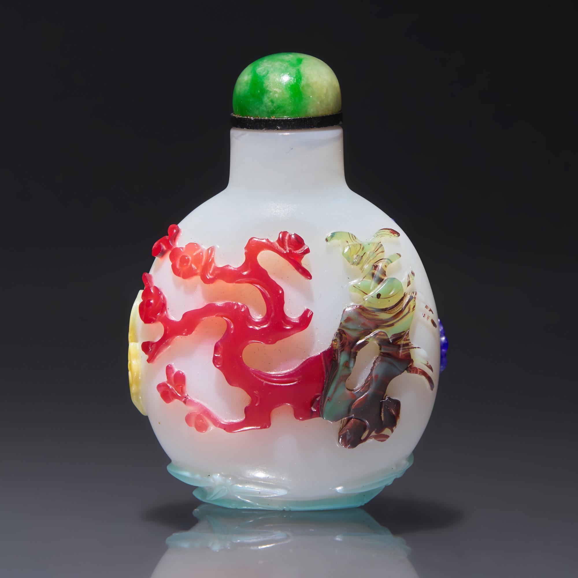 A Chinese Five-Color Overlay Glass Snuff Bottle, Qing Dynasty, Circa 1750-1820 — 1750-1820年 涅白地套五色料歲寒三友圖鼻煙壺