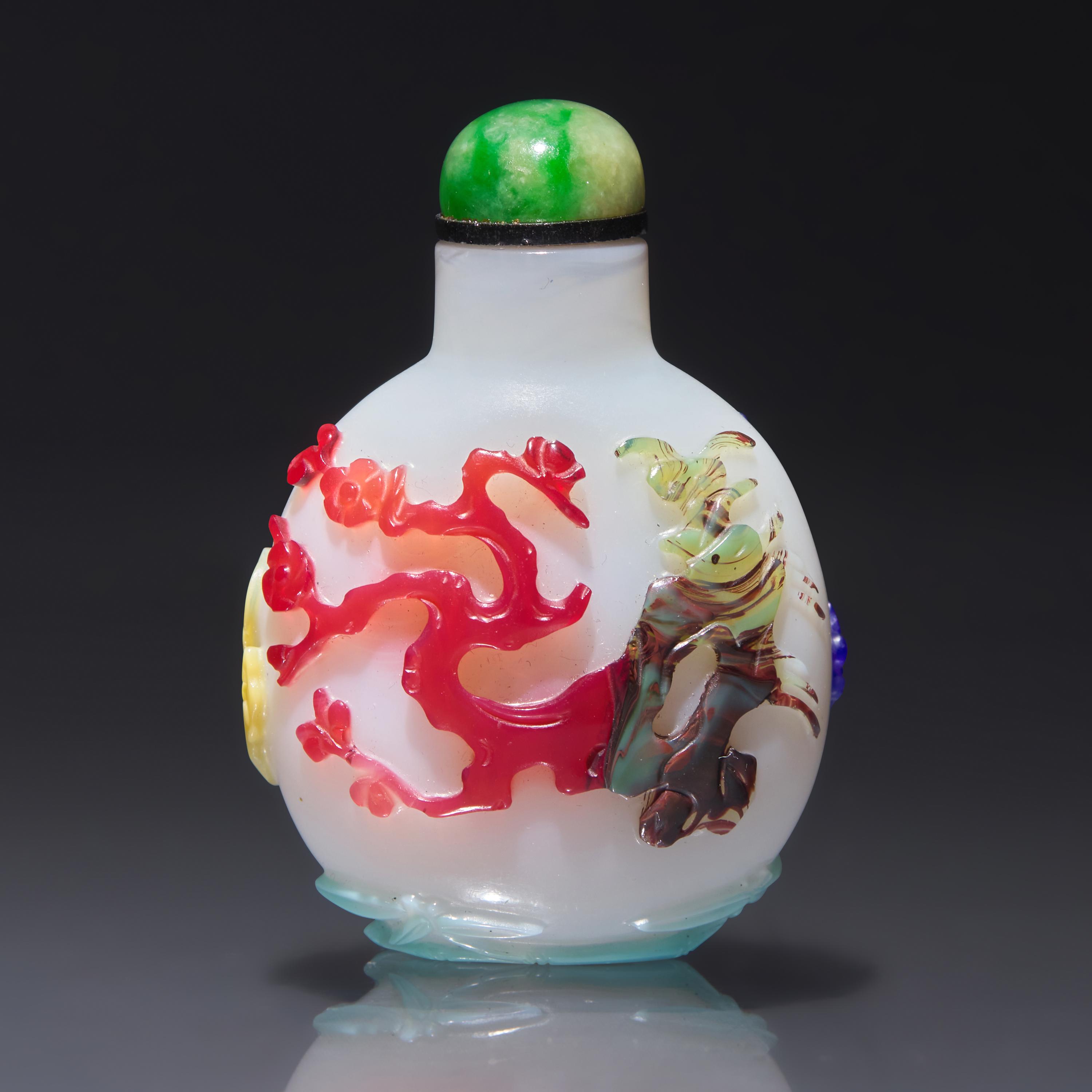 A Chinese Five-Color Overlay Glass Snuff Bottle, Qing Dynasty, Circa 1750-1820 — 1750-1820年 涅白地套五色料歲寒三友圖鼻煙壺