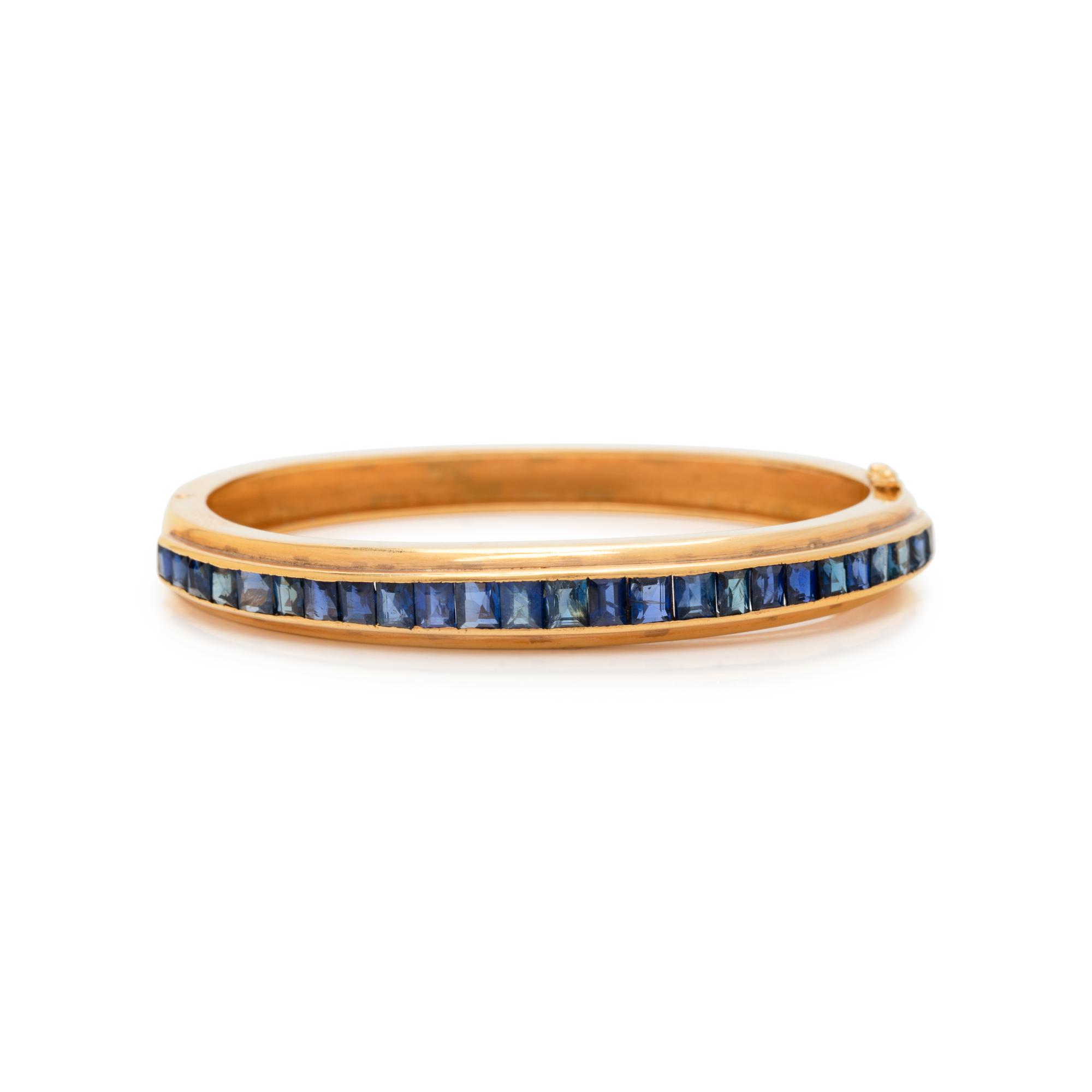 YELLOW GOLD AND SAPPHIRE BANGLE BRACELET