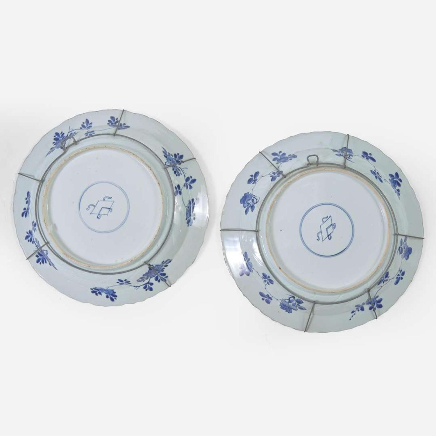 An associated pair of Chinese blue and white porcelain chargers 青花瓷盘两件 或为一对 Kangxi period ? ??