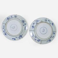 An associated pair of Chinese blue and white porcelain chargers 青花瓷盘两件 或为一对 Kangxi period ? ??