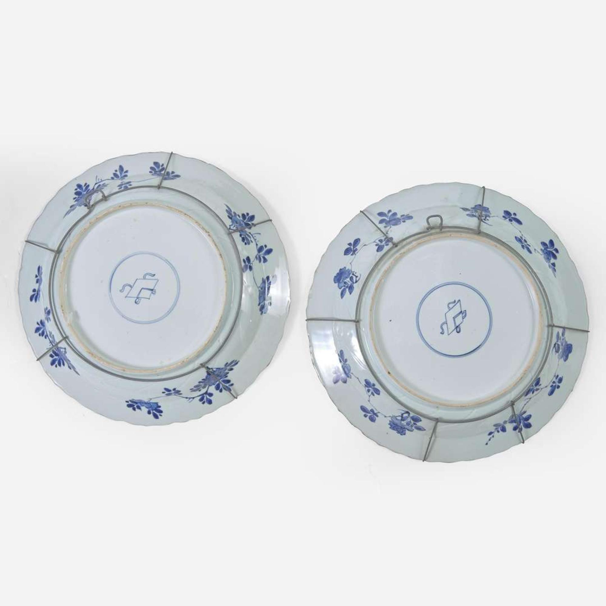 An associated pair of Chinese blue and white porcelain chargers 青花瓷盘两件 或为一对 Kangxi period ? ??
