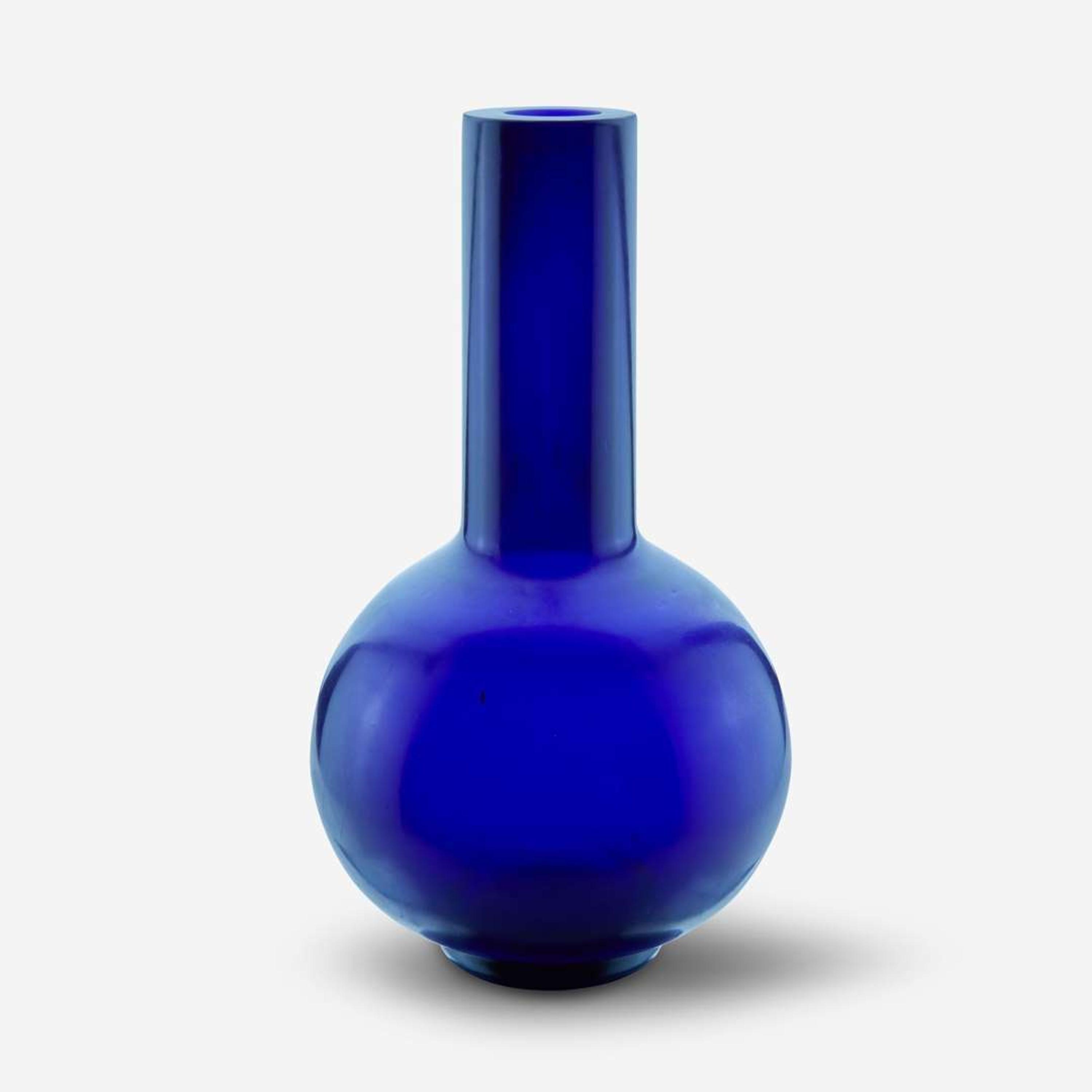A Chinese cobalt blue glass bottle vase 钴蓝色玻璃天球瓶