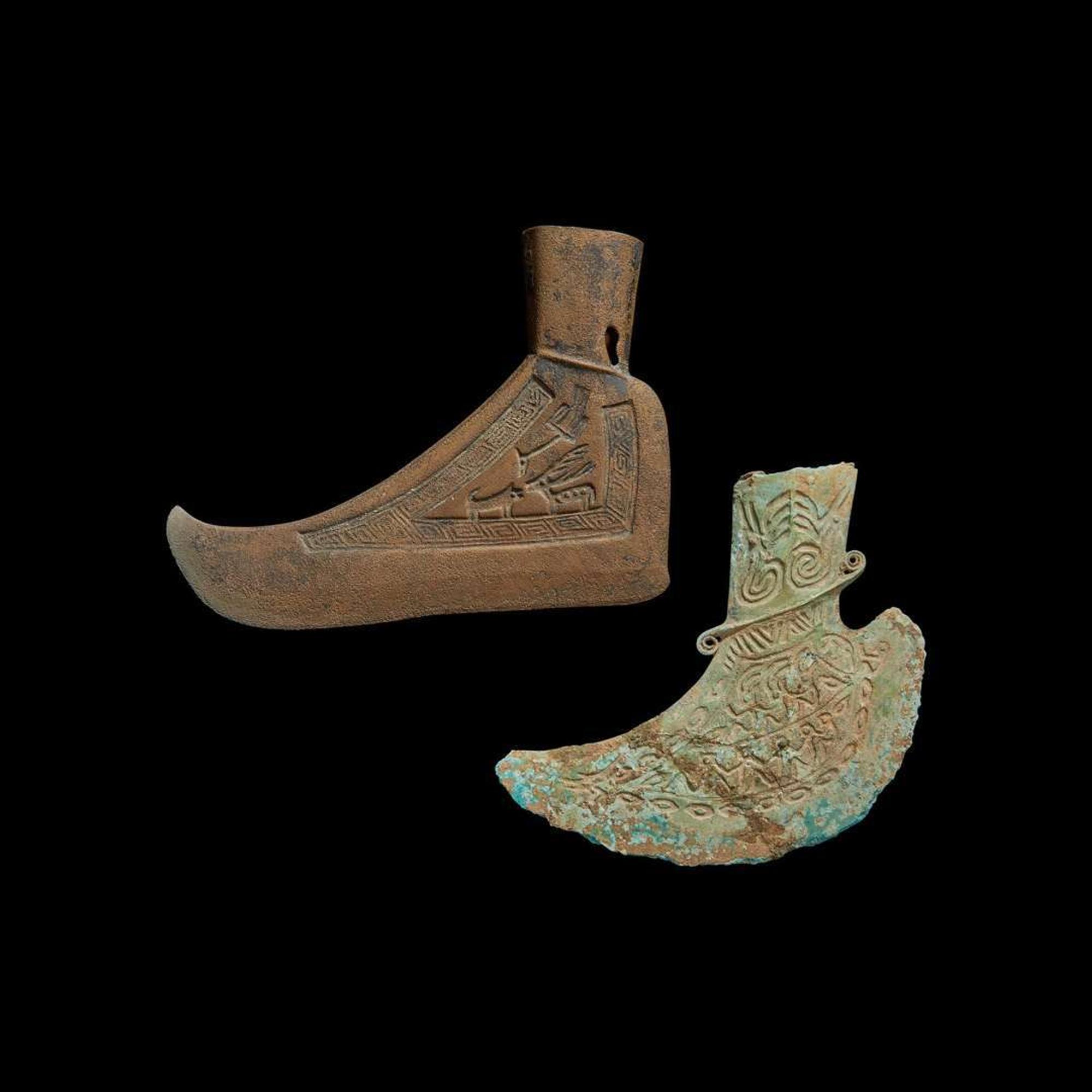 Two Vietnamese bronze ax-heads 越南青銅斧兩件 Dong Son Culture, circa 500 BC to 100 AD ?? ???500?-??100?